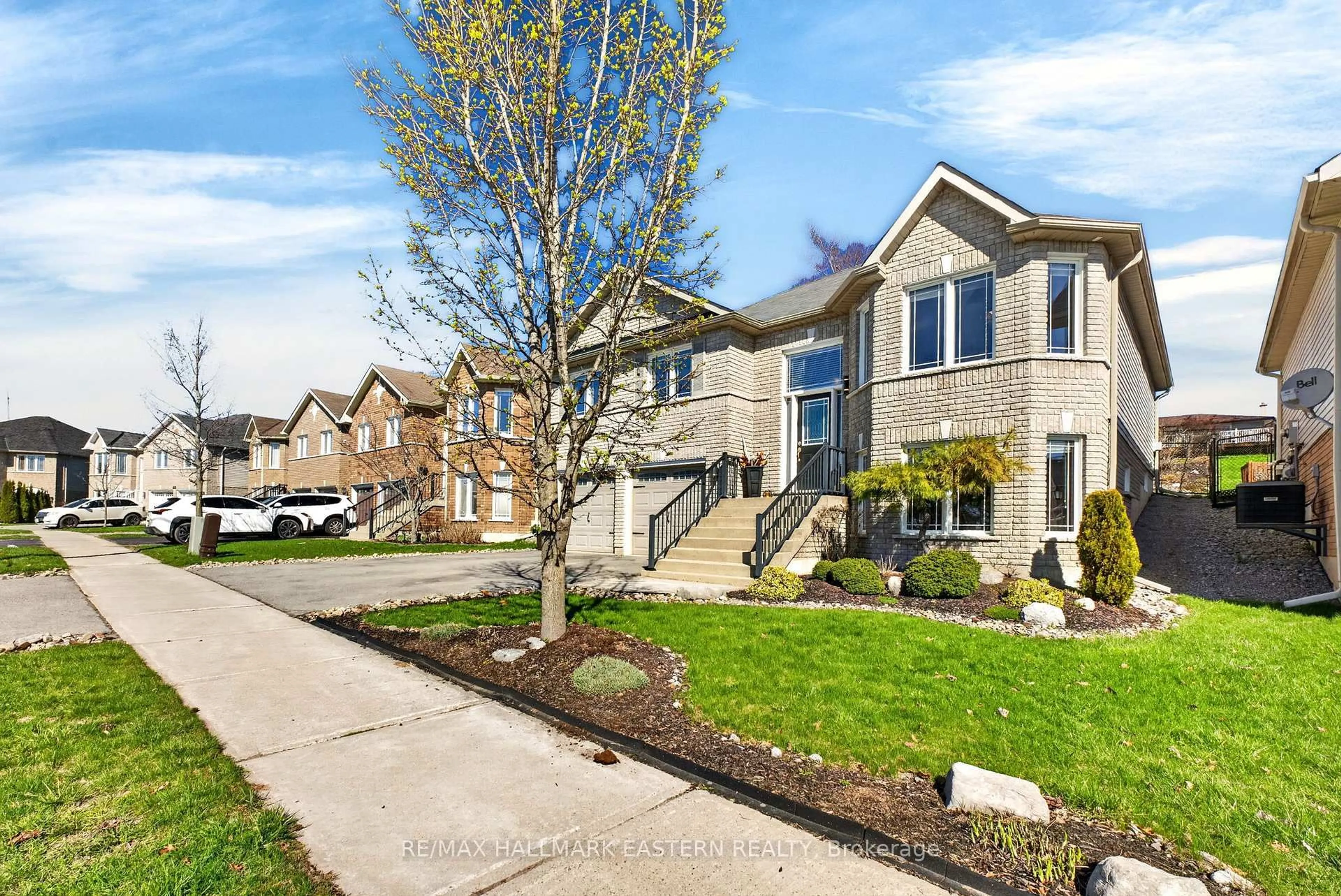 Home with vinyl exterior material, street for 582 Clancy Cres, Peterborough Ontario K9K 2S2