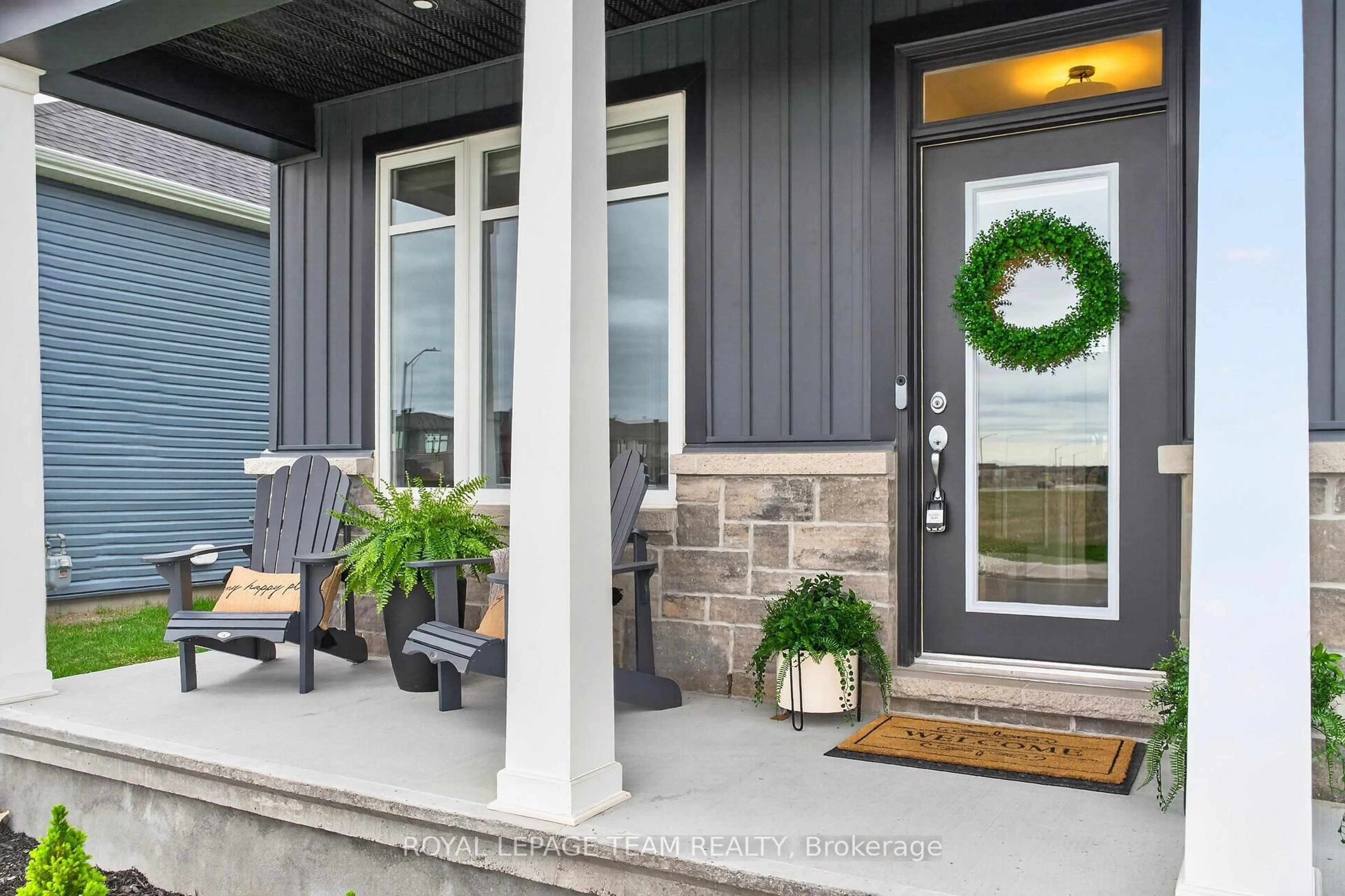 Indoor entryway for 235 Shinny Ave, Ottawa Ontario K2V 0B9