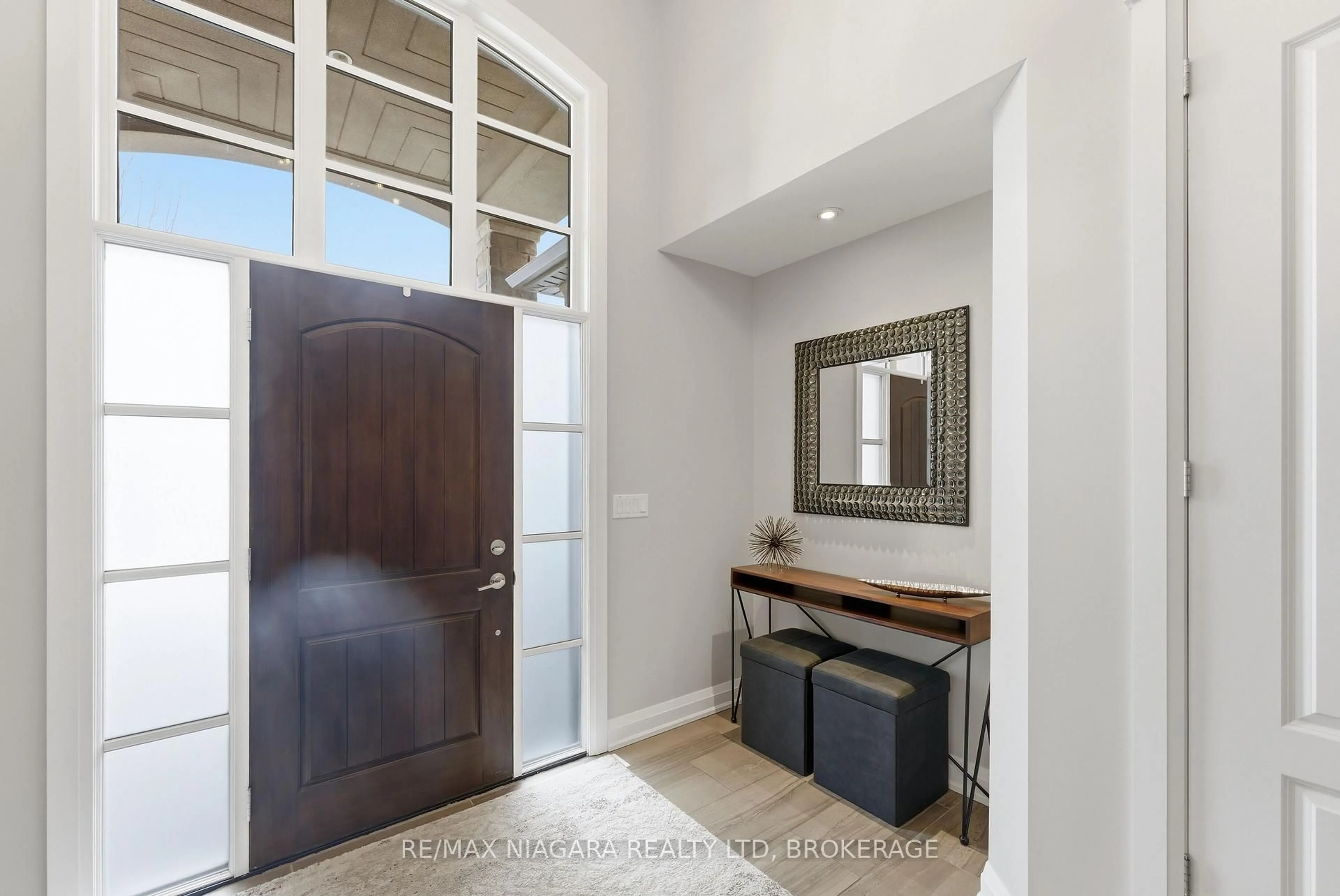 Indoor entryway for 34 ANGELS Dr, Niagara-on-the-Lake Ontario L0S 1J1