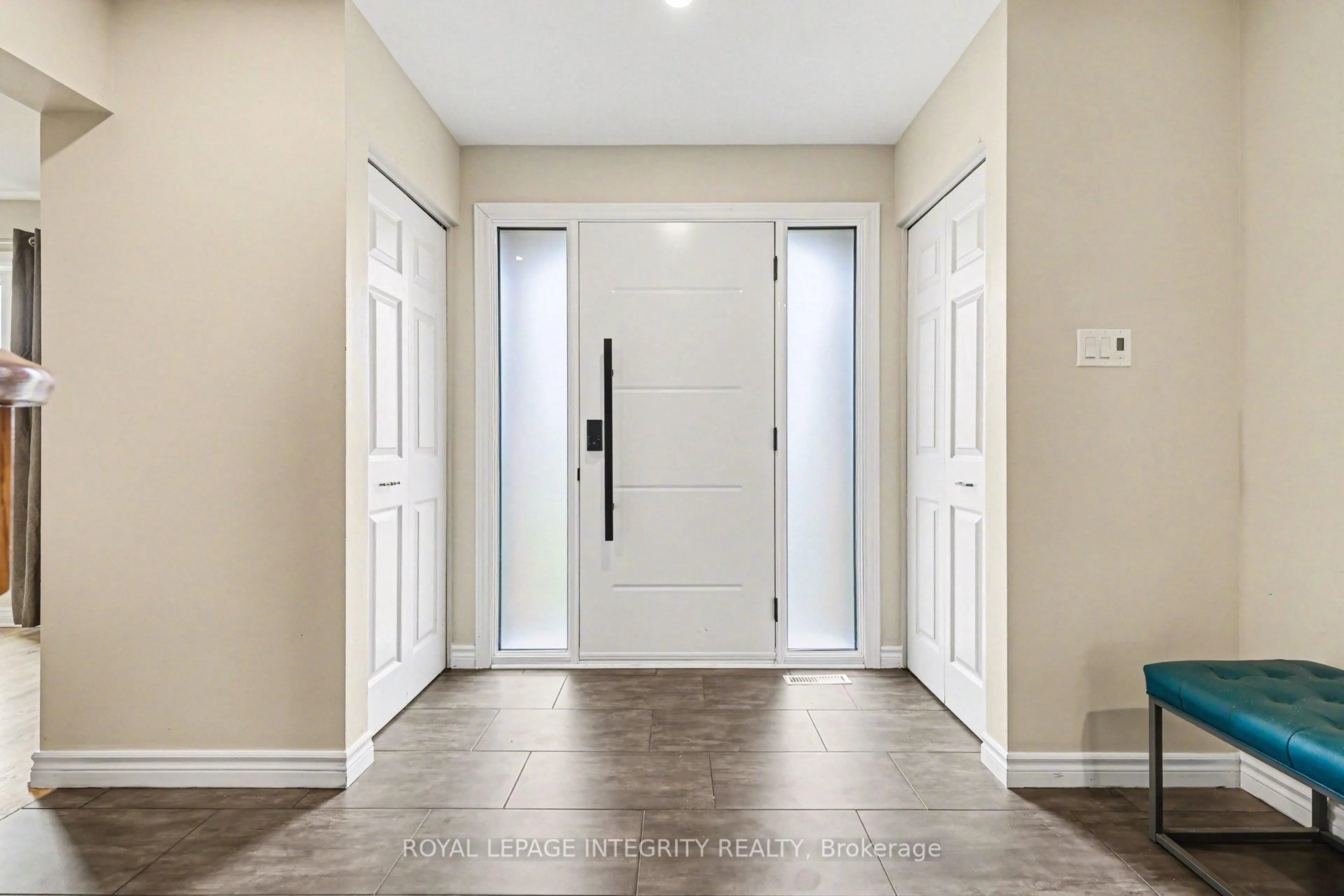 Indoor entryway for 4 Pinecone Tr, Ottawa Ontario K2S 1E1