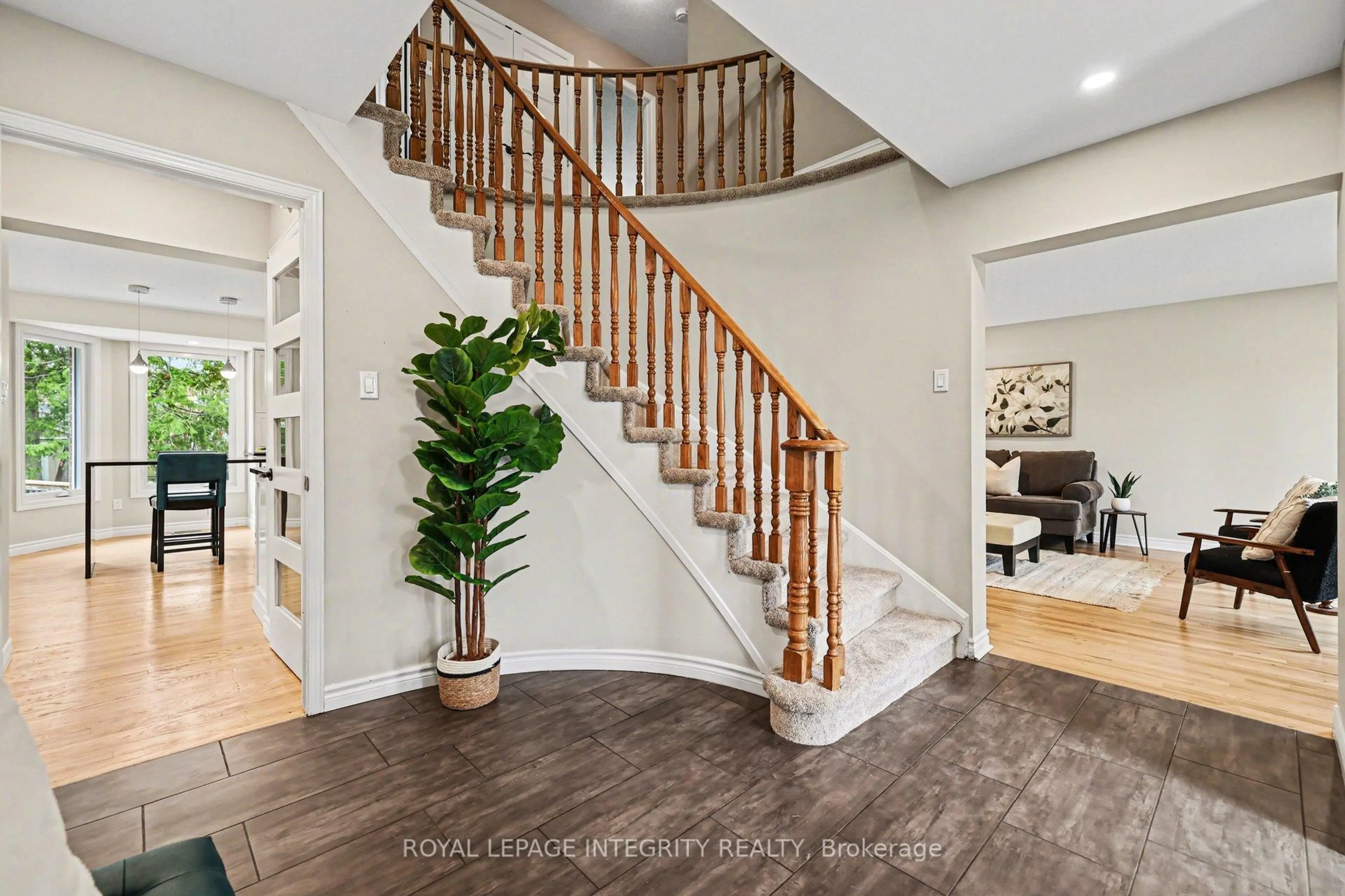 Indoor entryway for 4 Pinecone Tr, Ottawa Ontario K2S 1E1