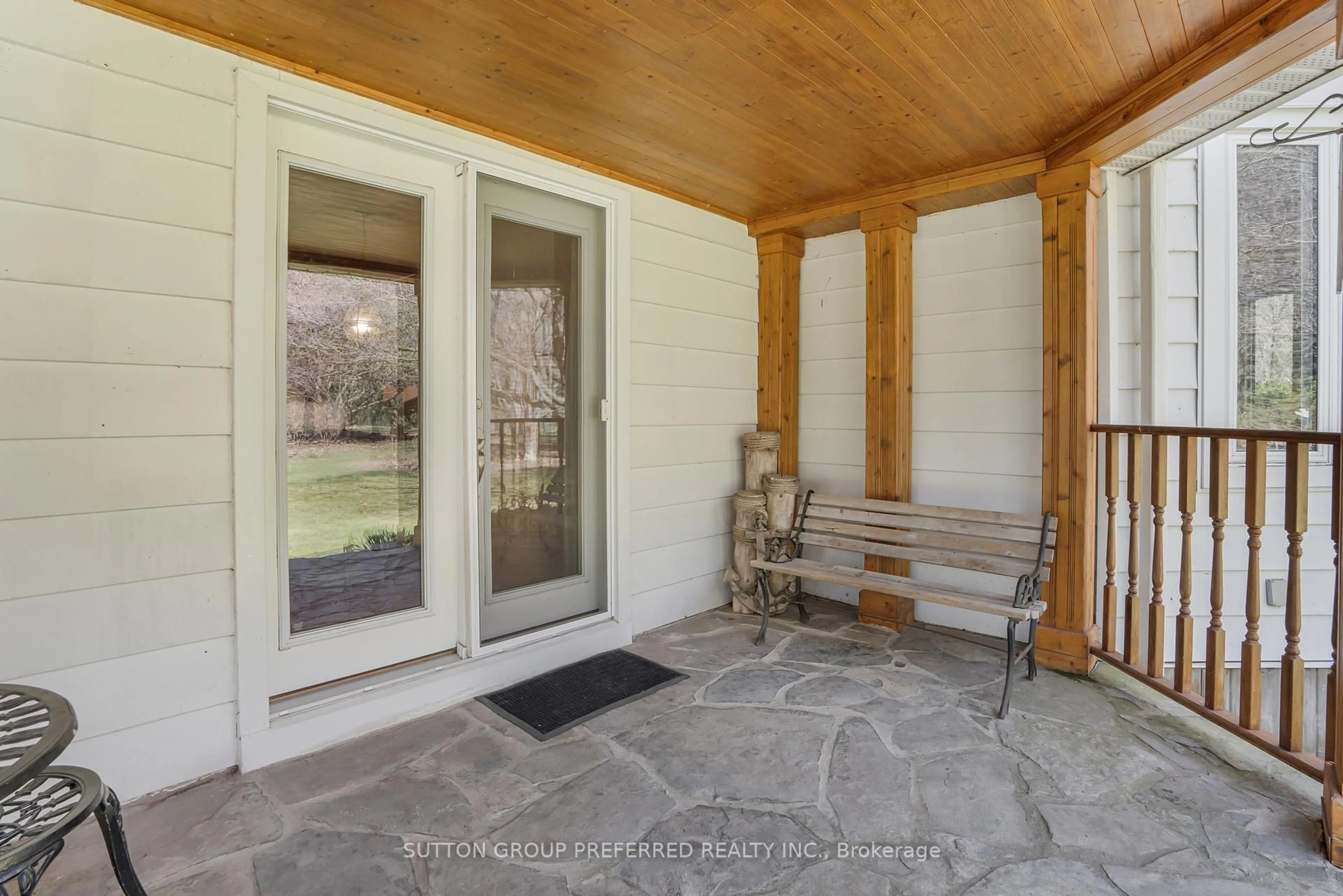 Indoor entryway for 18725 Desmond Rd, Chatham-Kent Ontario N0P 2C0