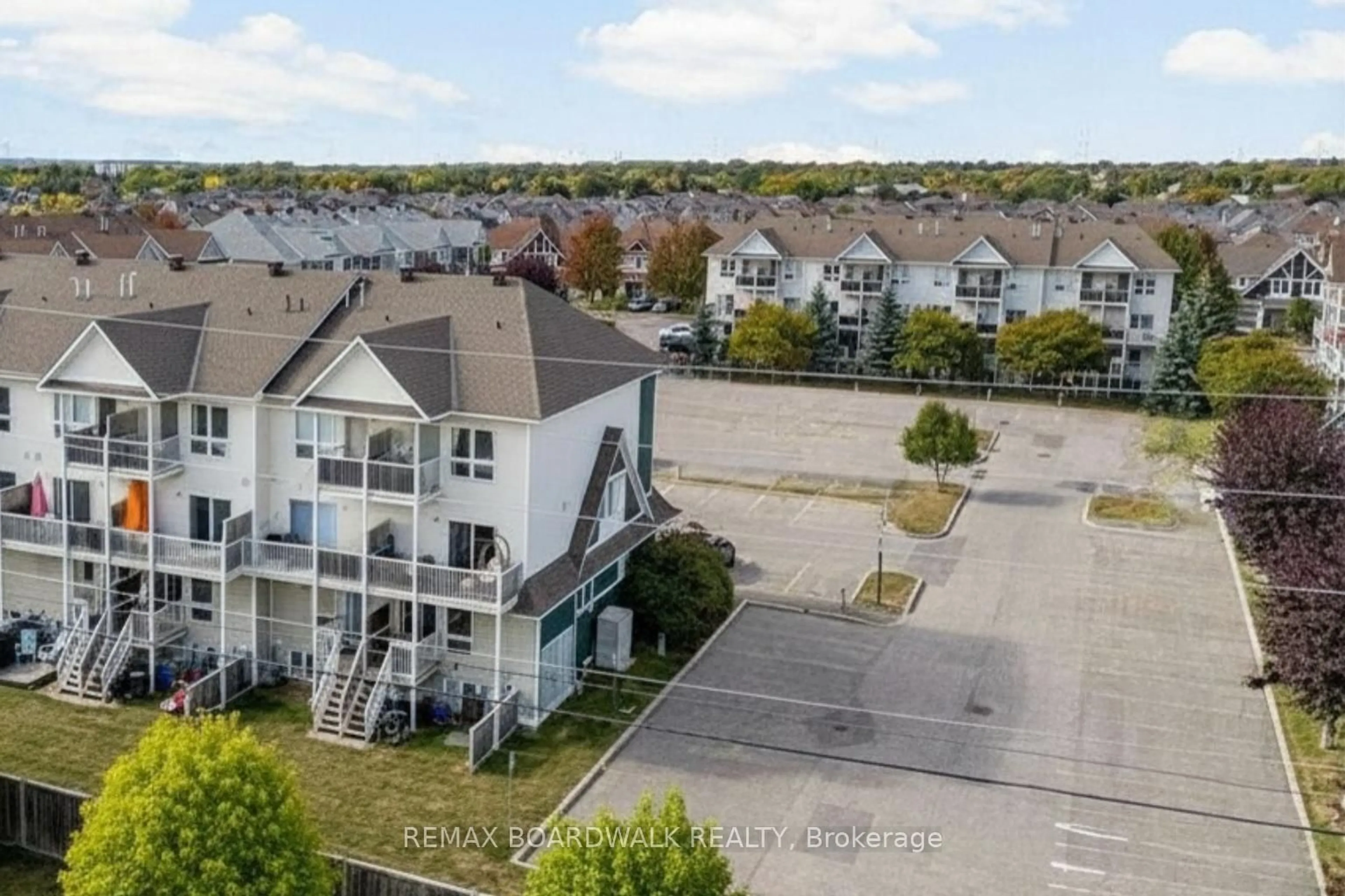 A pic from outside/outdoor area/front of a property/back of a property/a pic from drone, unknown for 364 Crownridge Dr, Kanata Ontario K2M 3A4