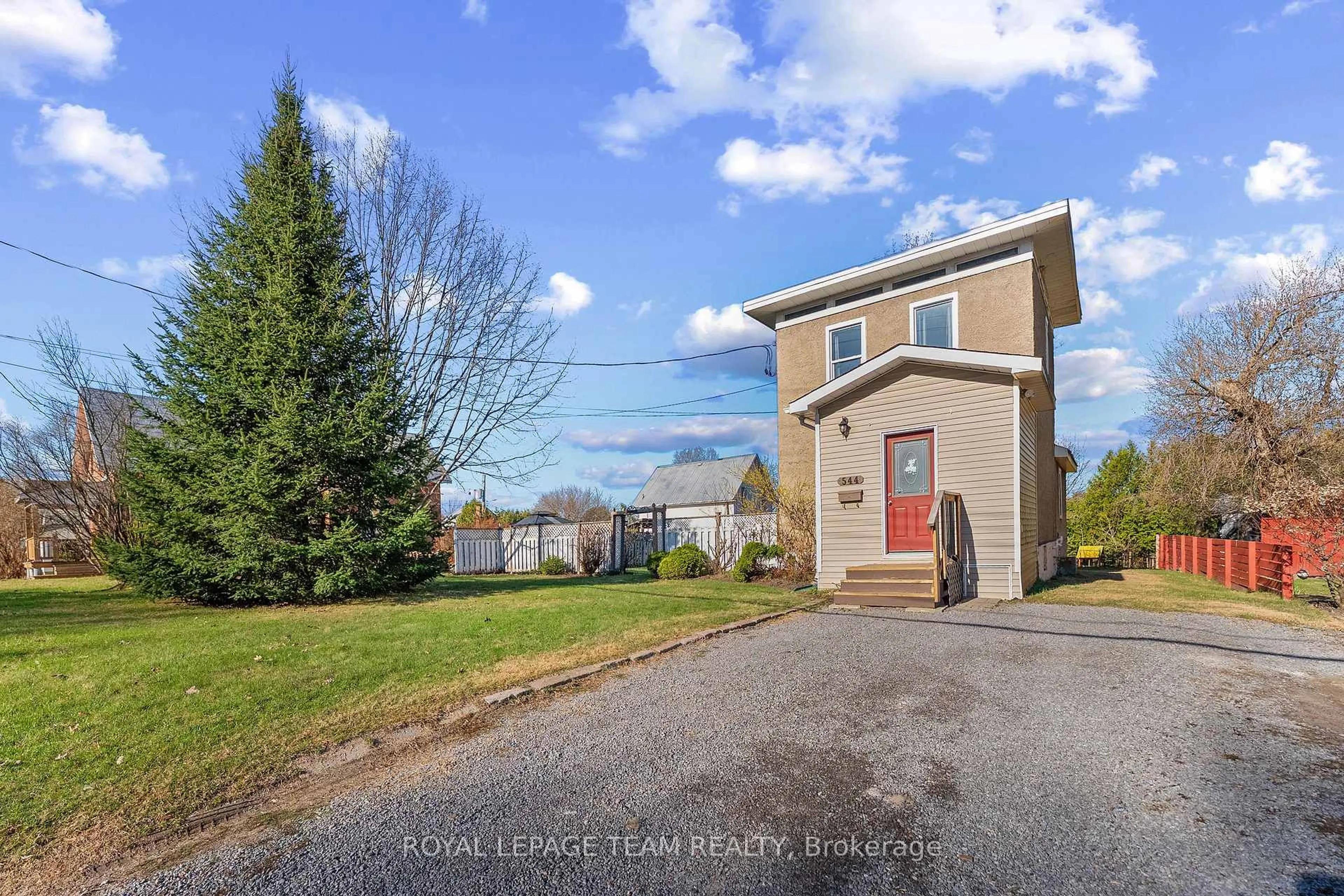 A pic from outside/outdoor area/front of a property/back of a property/a pic from drone, street for 544 MACKAY St, Pembroke Ontario K8A 1E6