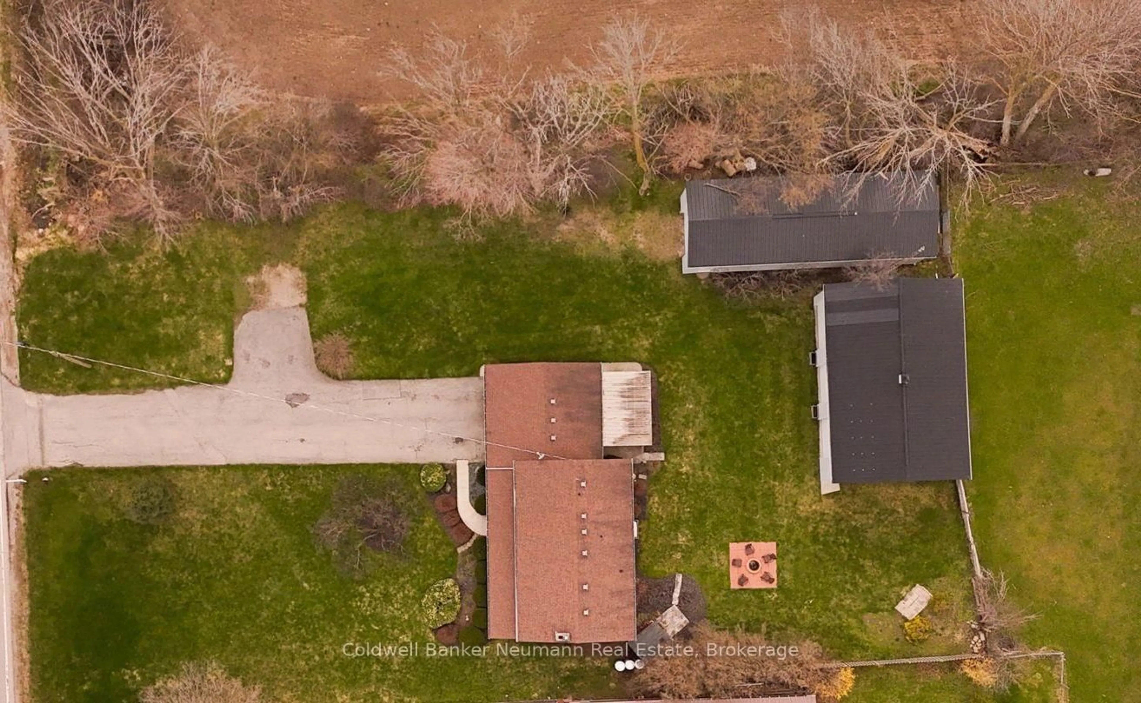 A pic from outside/outdoor area/front of a property/back of a property/a pic from drone, street for 7776 Mill Rd, Guelph/Eramosa Ontario N1H 6J1