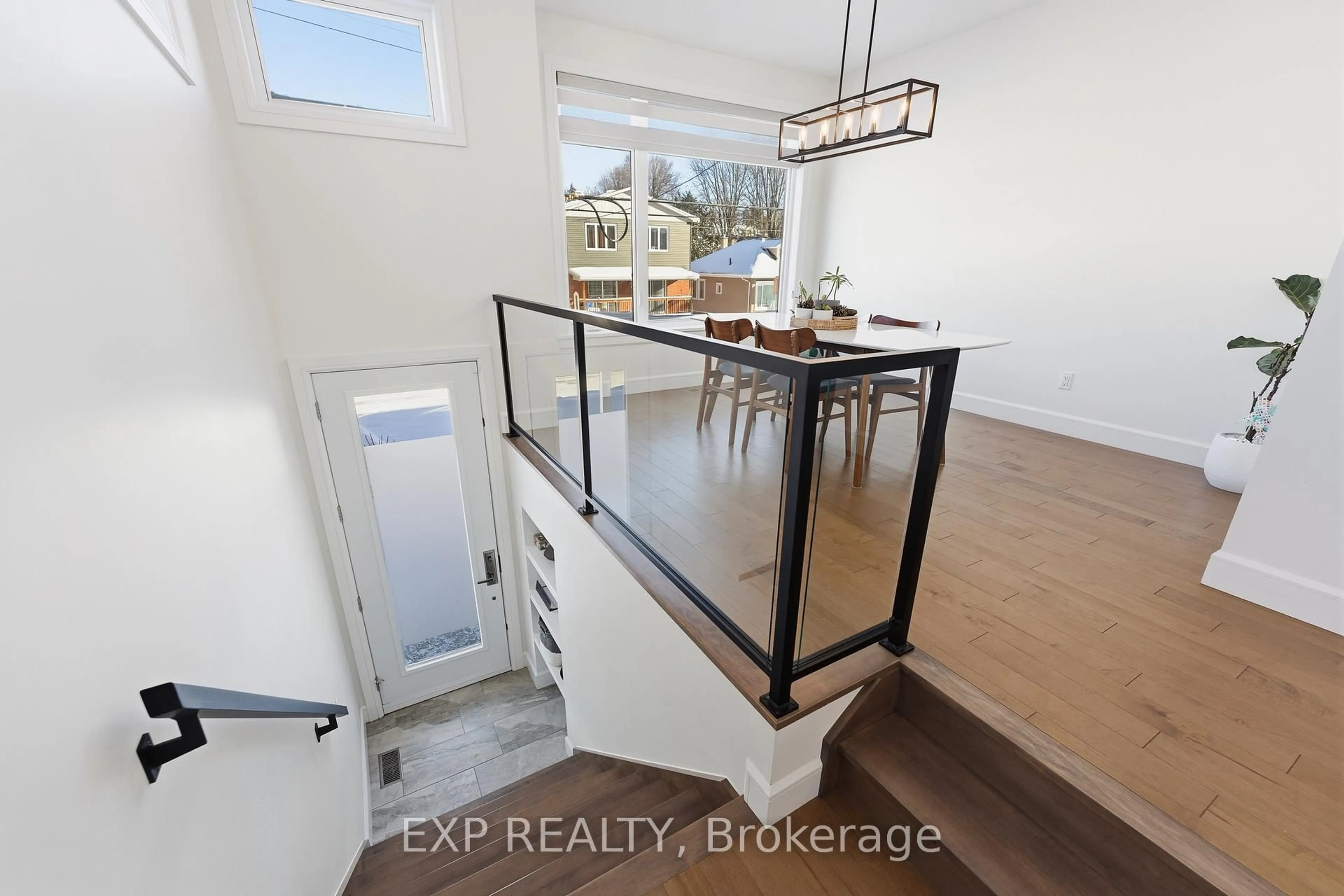 Indoor entryway for 158 Marier Ave, Ottawa Ontario K1L 5S1