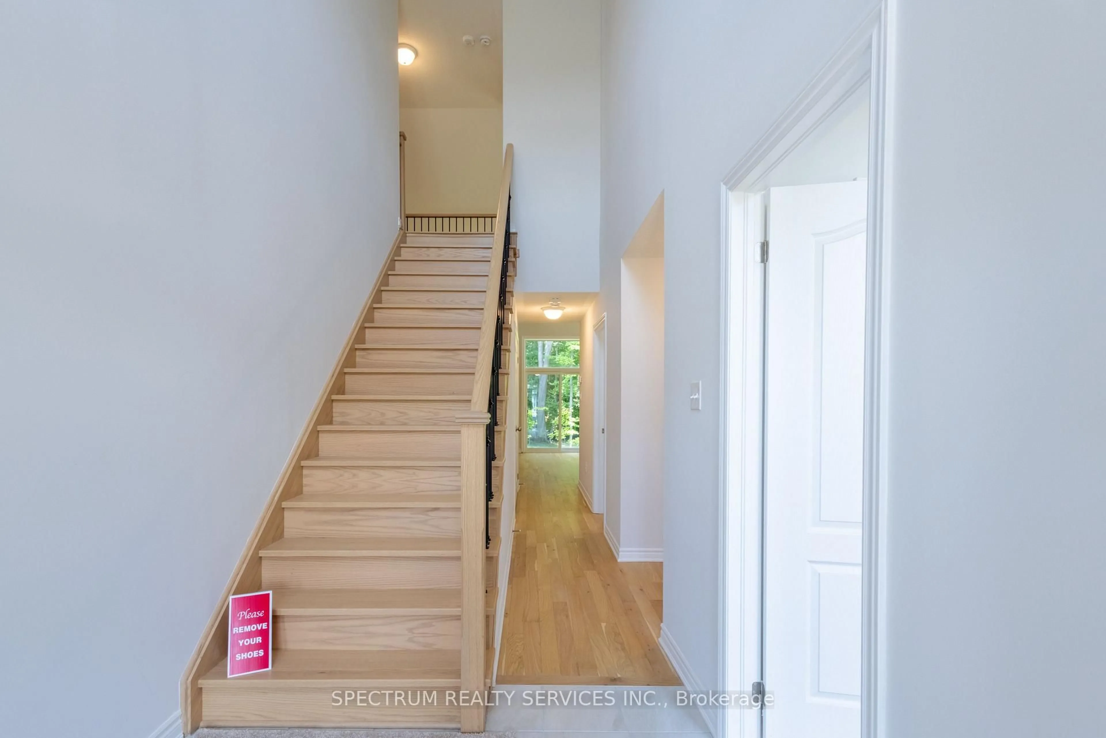 Indoor foyer for 135 Marina Village Dr, Georgian Bay Ontario L0K 1S0