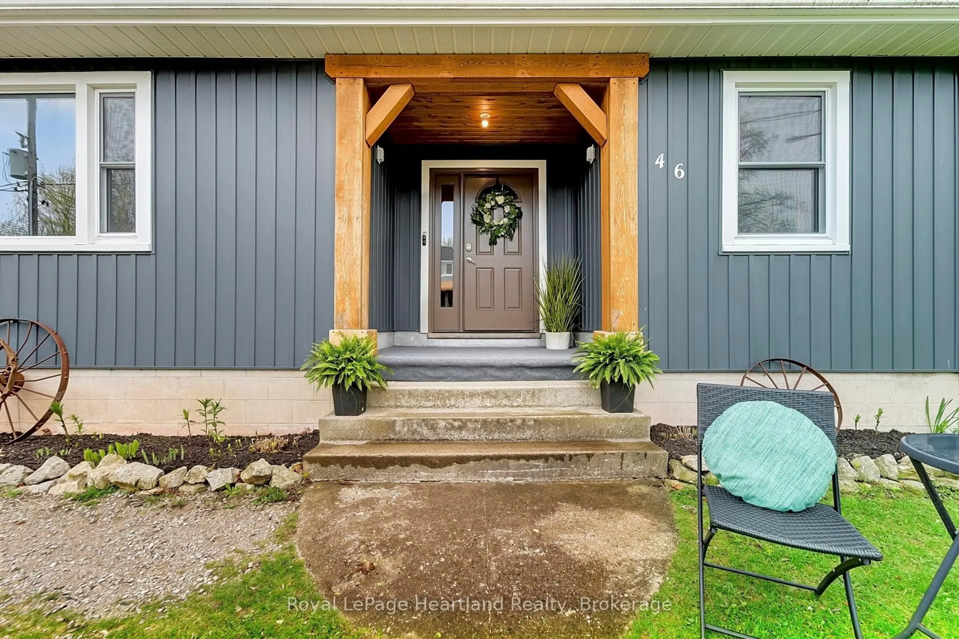 Indoor entryway for 46 Egmont St, Central Huron Ontario N0M 1E0