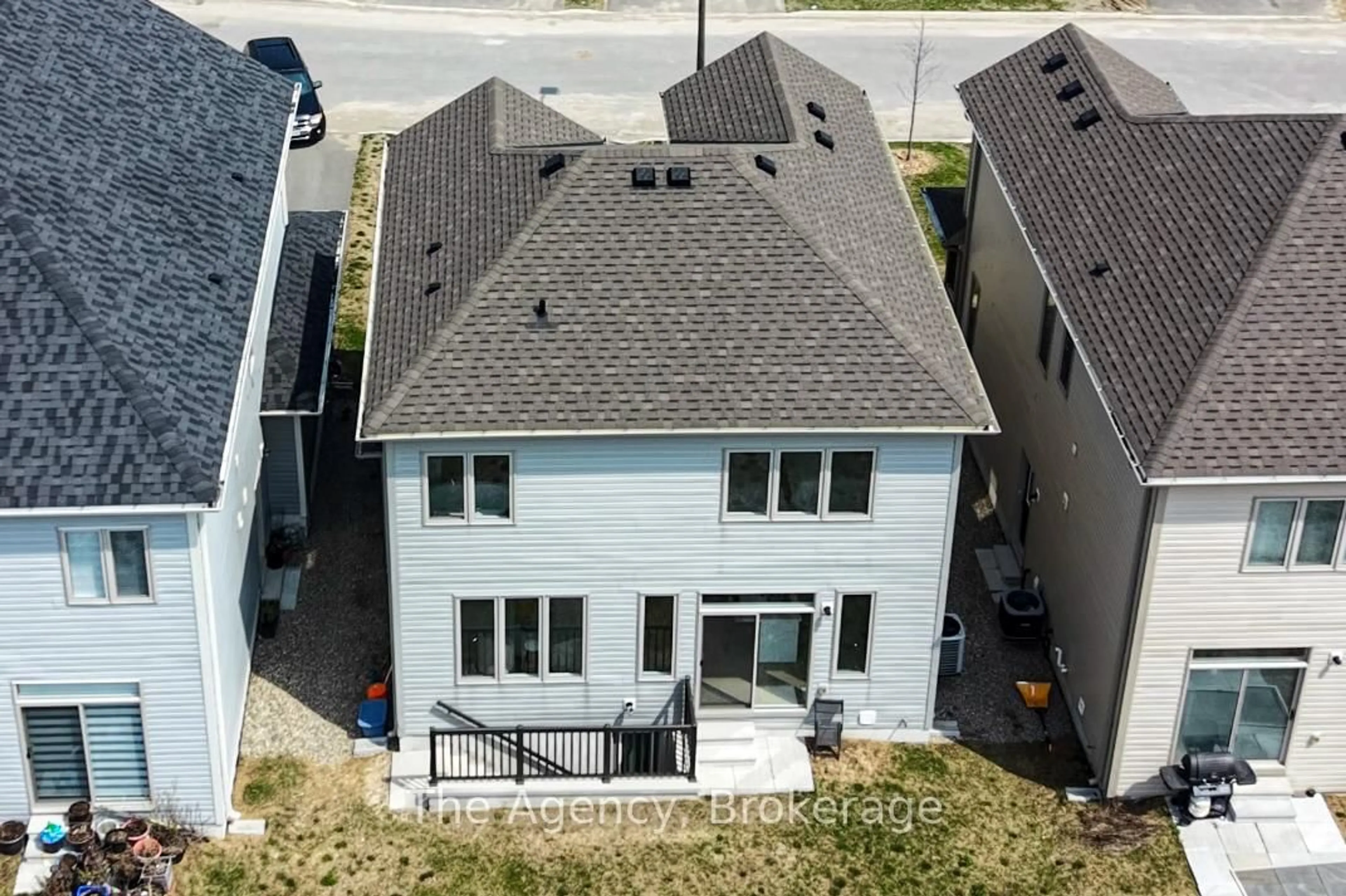 A pic from outside/outdoor area/front of a property/back of a property/a pic from drone, street for 471 Black Cherry Cres, Shelburne Ontario L9V 1Y3