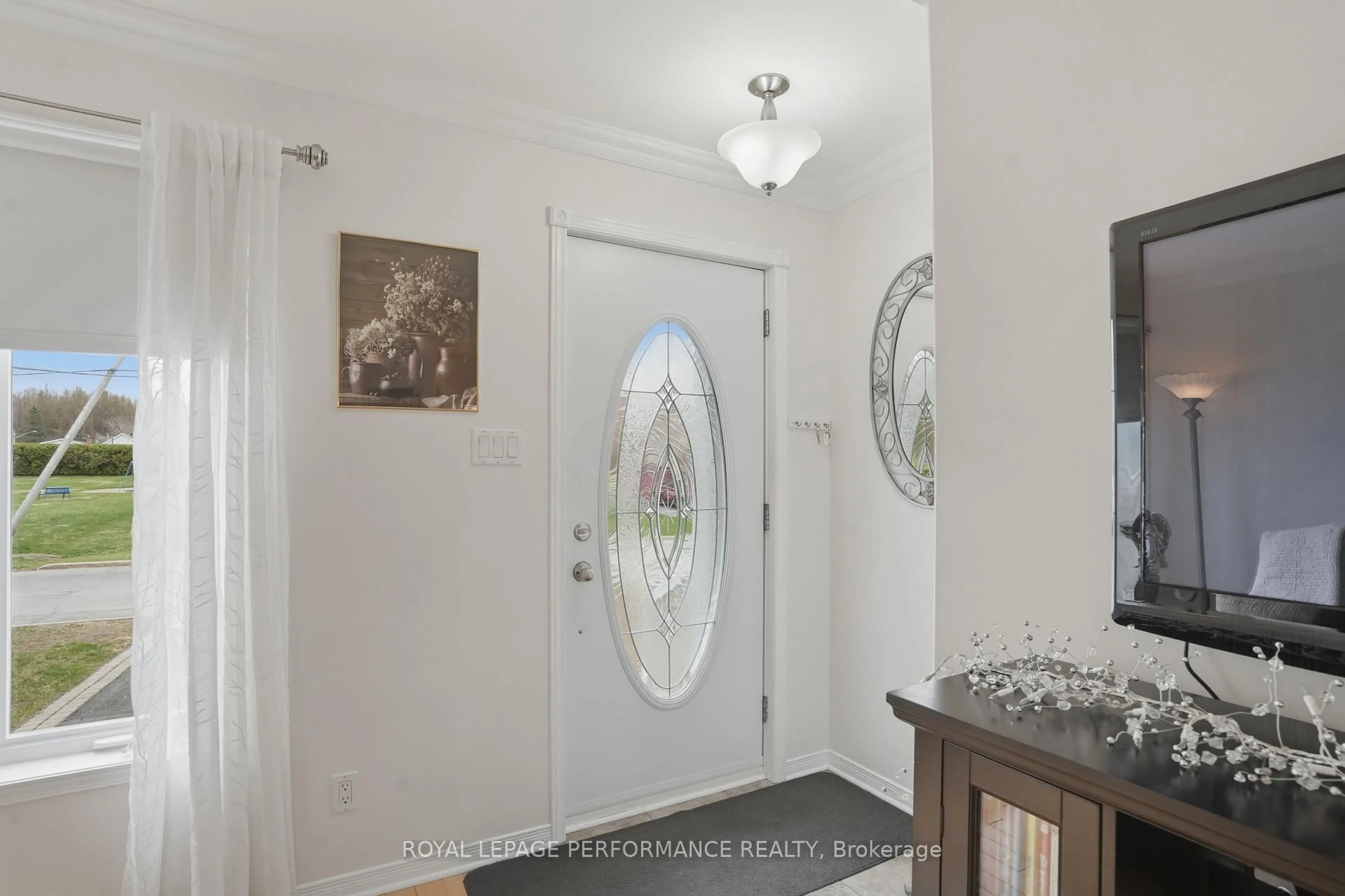 Indoor entryway for 1813 Florence St, Hawkesbury Ontario K6A 0A5