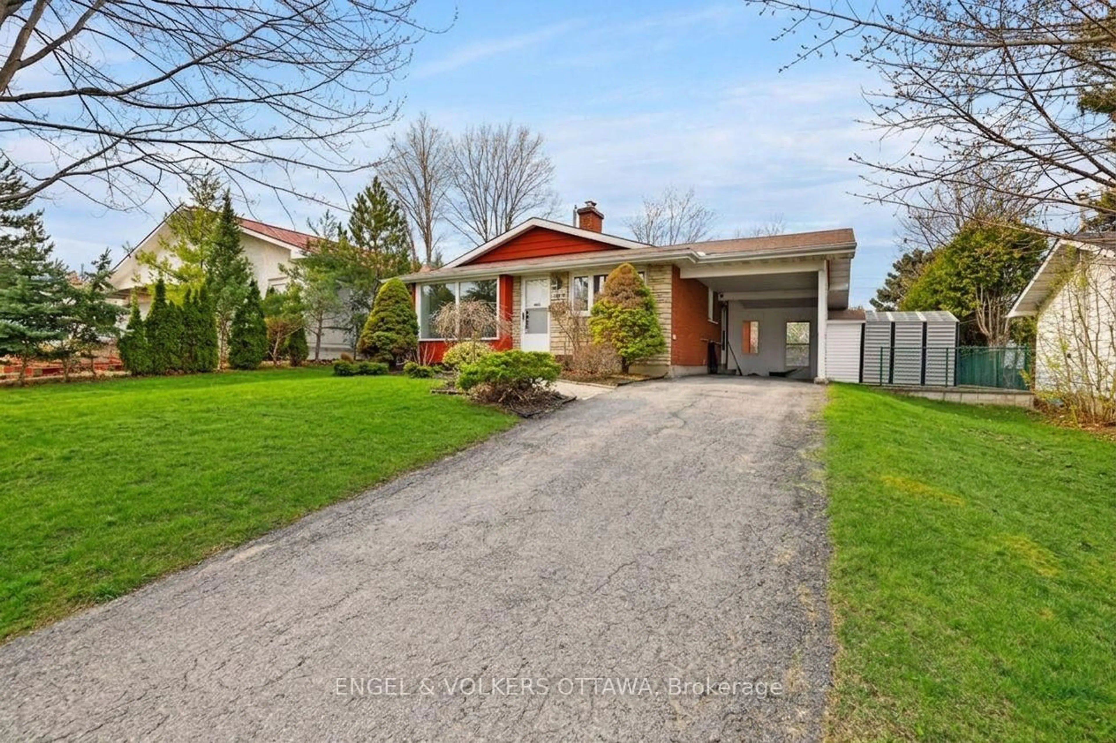 A pic from outside/outdoor area/front of a property/back of a property/a pic from drone, street for 1869 Louisiana Ave, Ottawa Ontario K1H 6T8