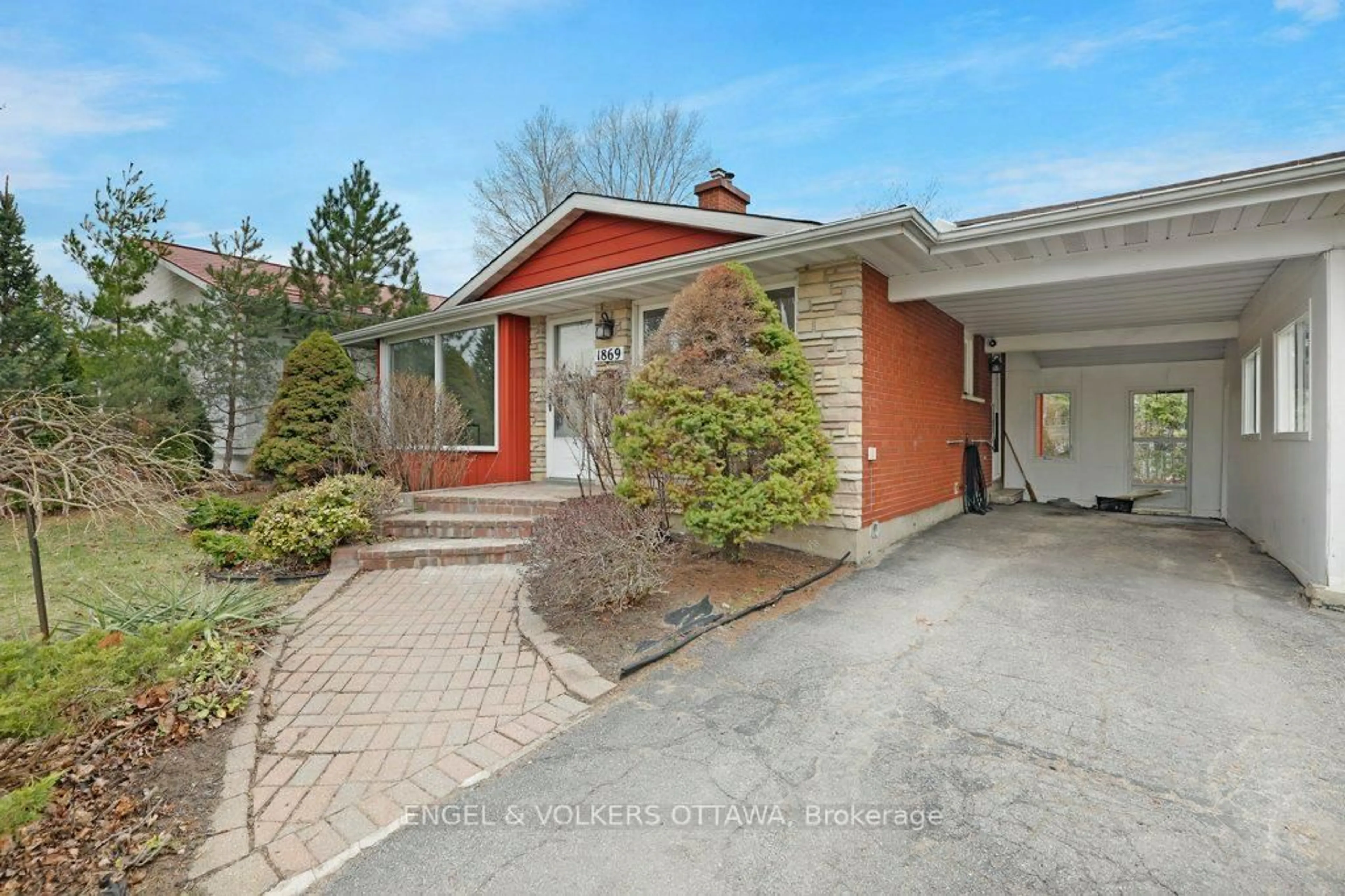 Home with brick exterior material, street for 1869 Louisiana Ave, Ottawa Ontario K1H 6T8