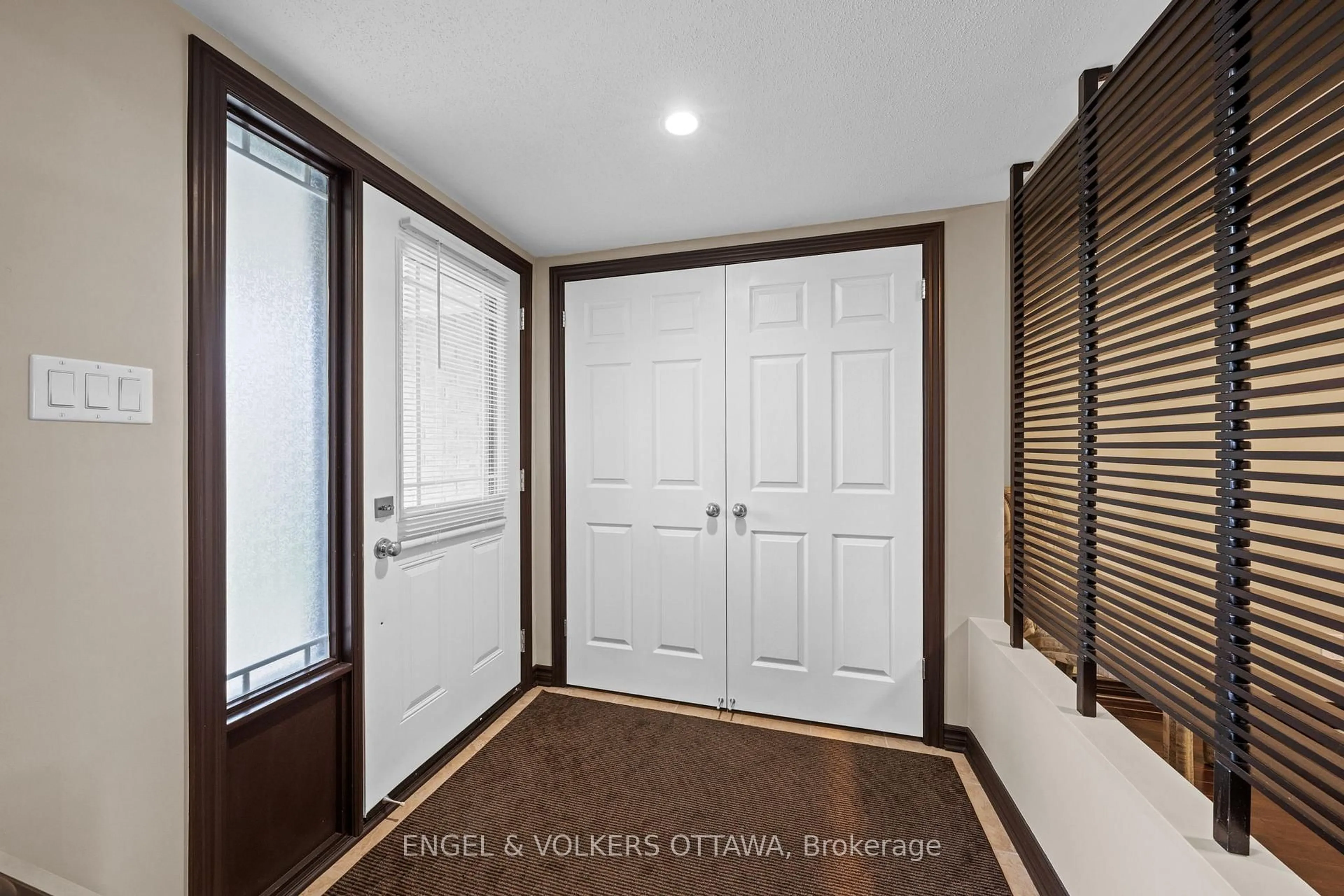 Indoor entryway for 310 Sarabella St, Ottawa Ontario K4A 0A3