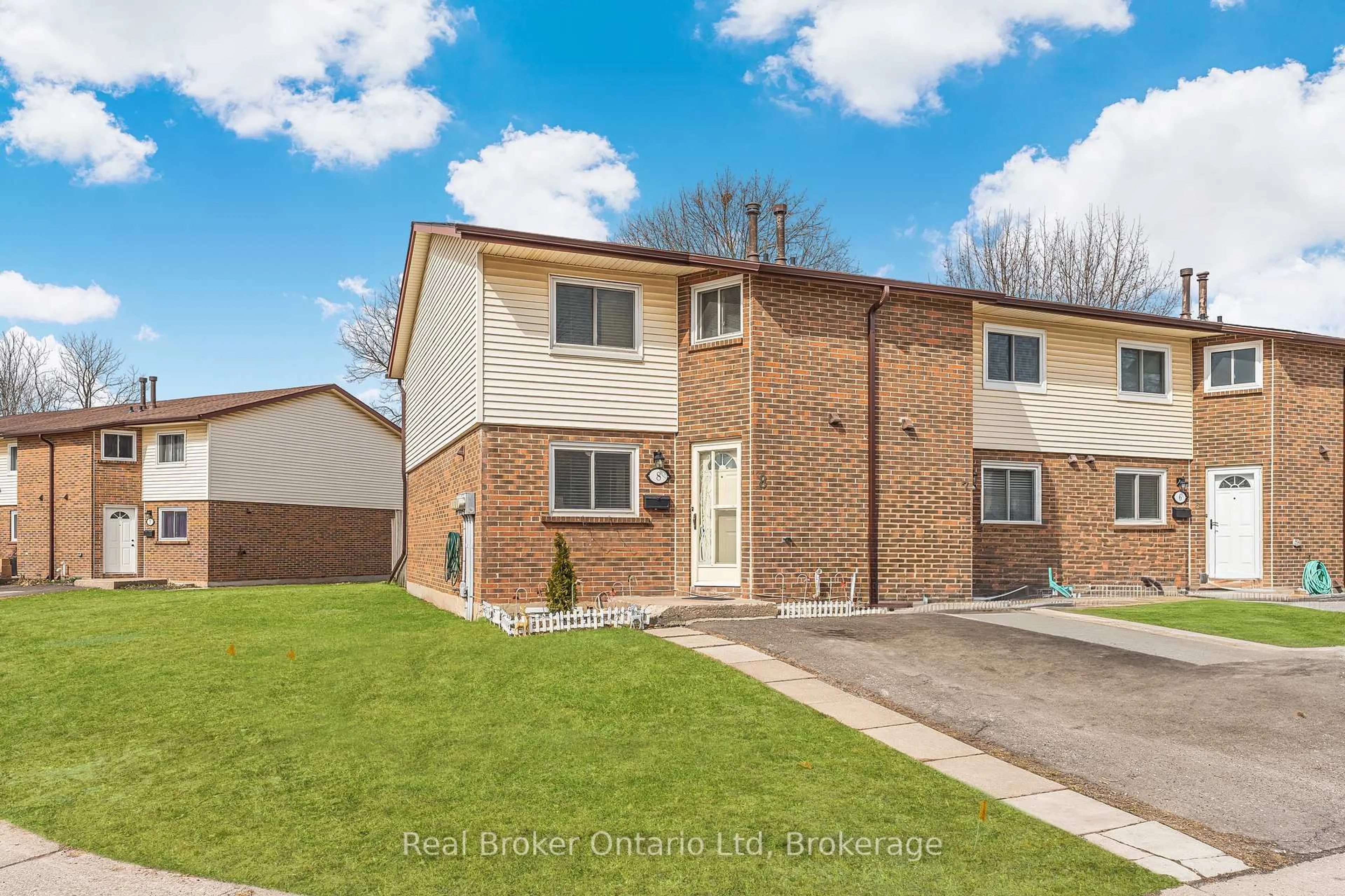 A pic from outside/outdoor area/front of a property/back of a property/a pic from drone, street for 5982 Dunn St #8, Niagara Falls Ontario L2G 7J9