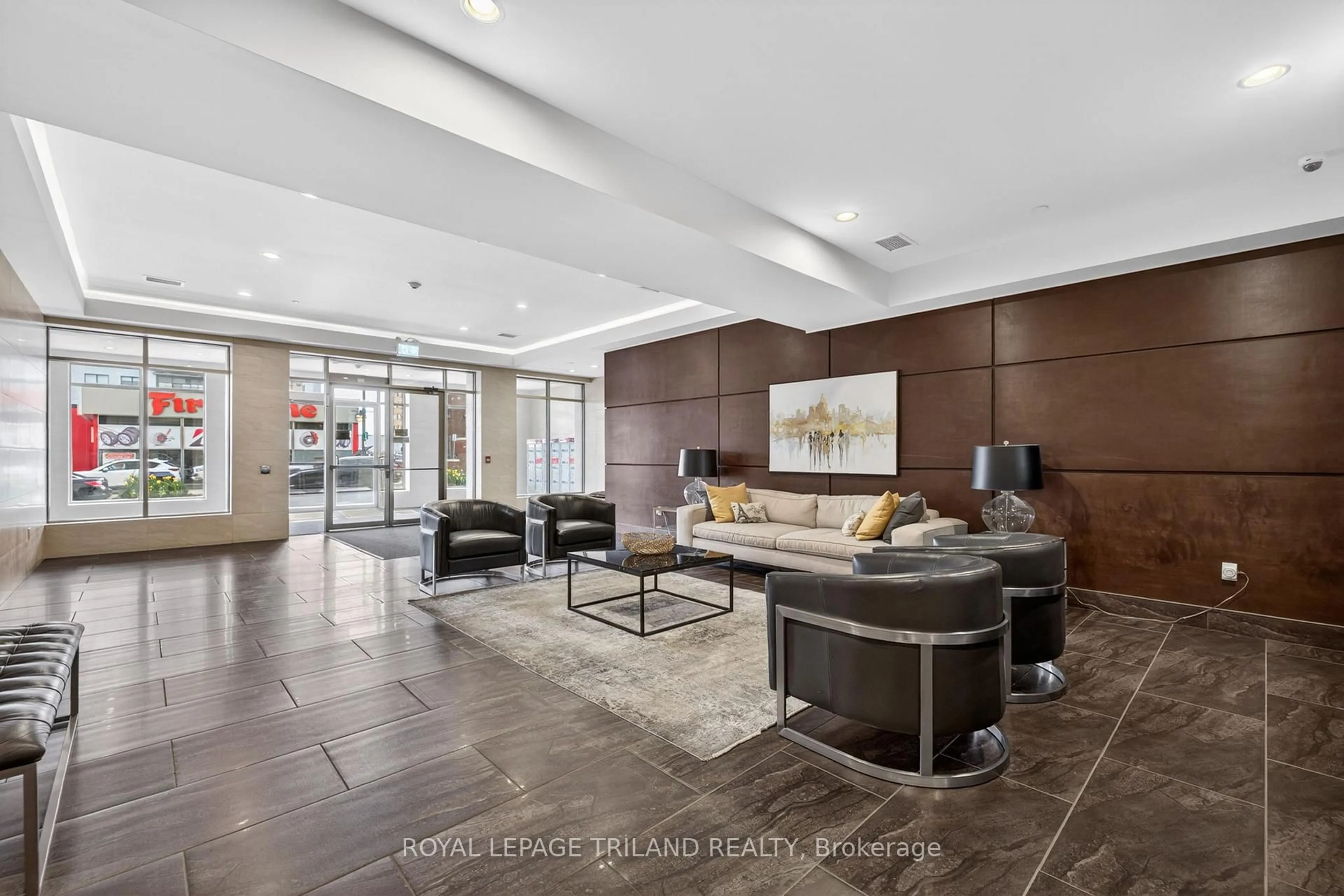 Lobby for 330 Ridout St #801, London East Ontario N6C 3Z3