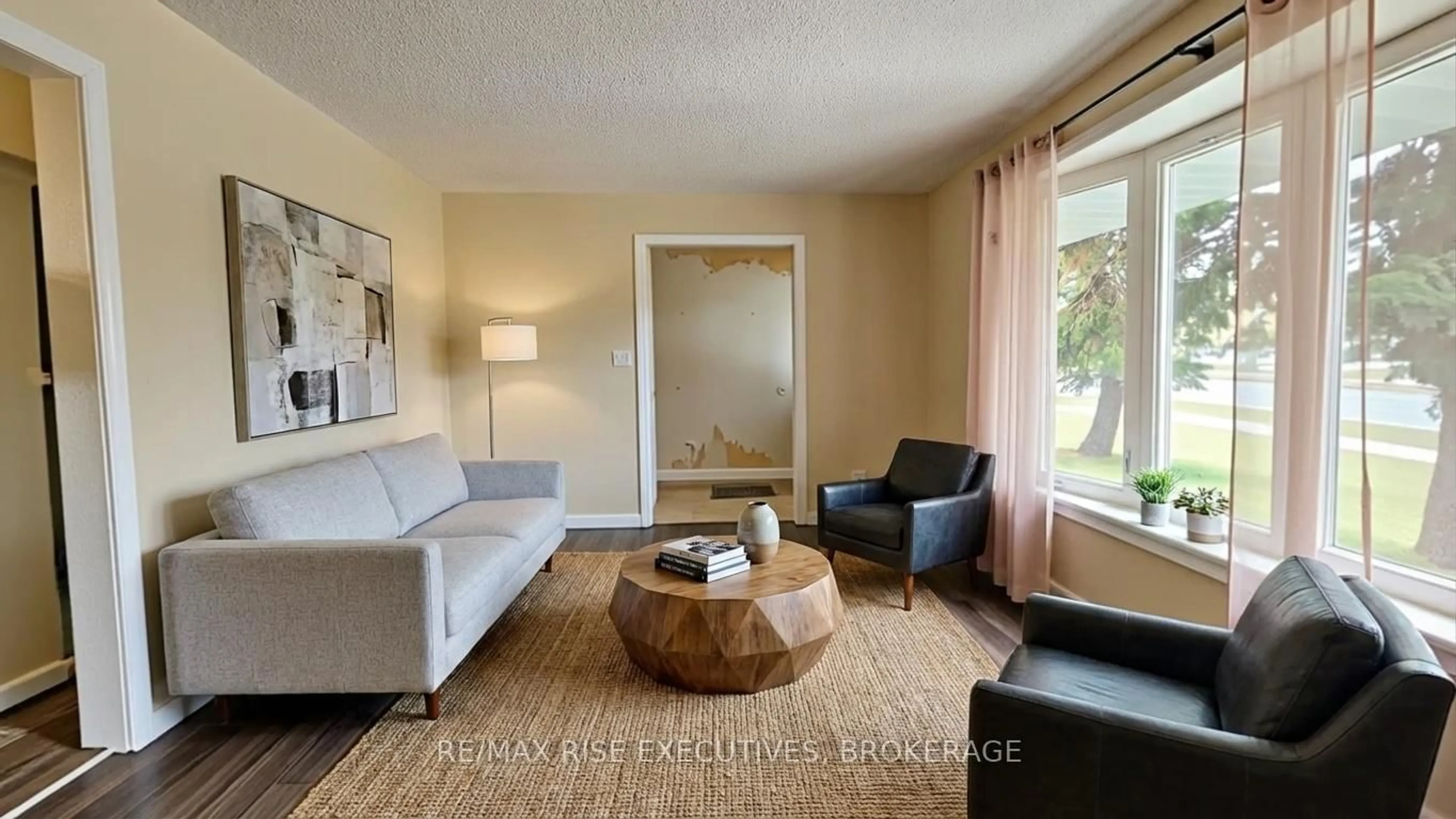 Living room with furniture, wood/laminate floor for 314 Amherst Dr, Loyalist Ontario K7N 1S9