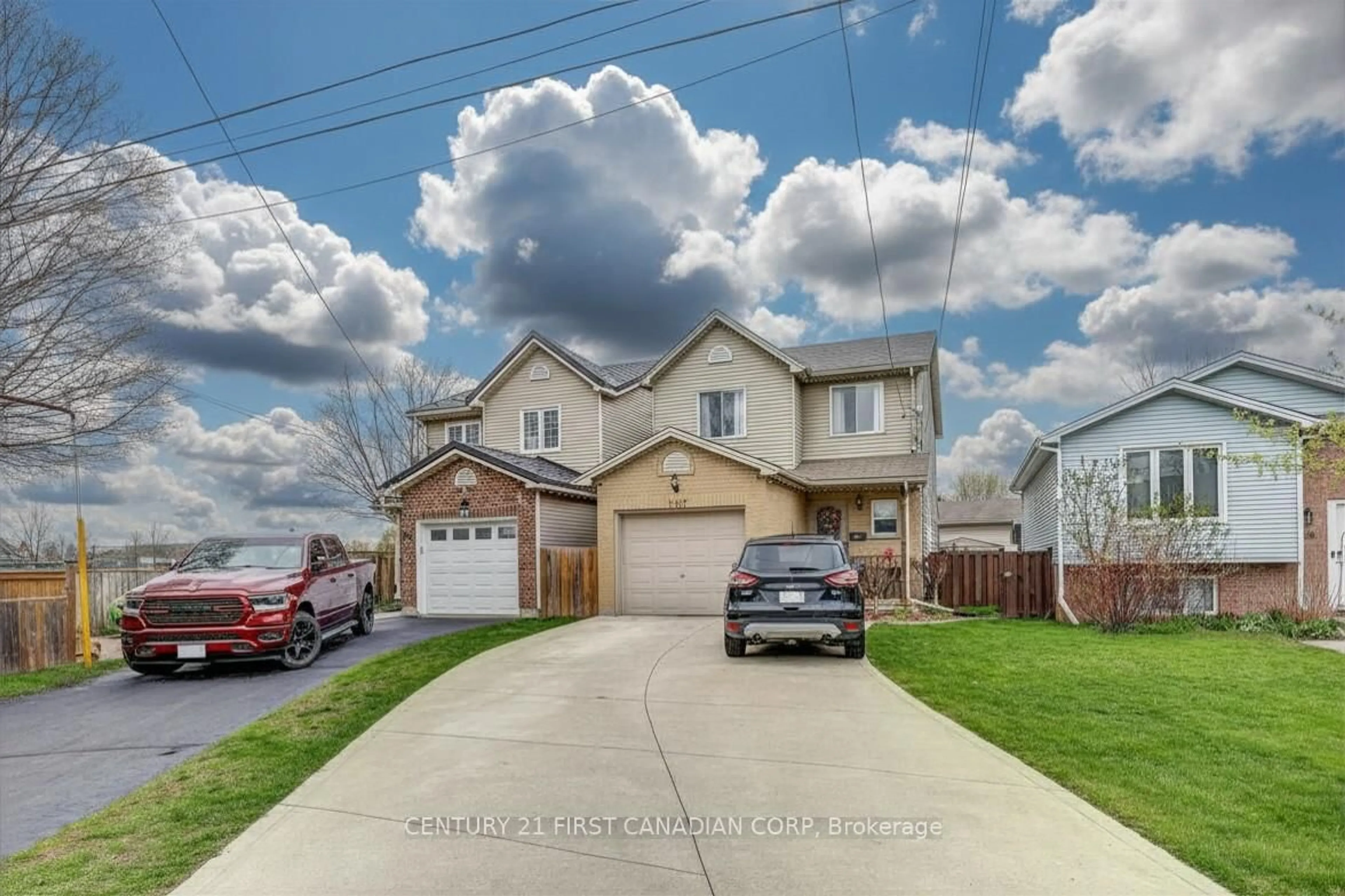 A pic from outside/outdoor area/front of a property/back of a property/a pic from drone, street for 162 Chesley Ave, London East Ontario N5Z 5B8
