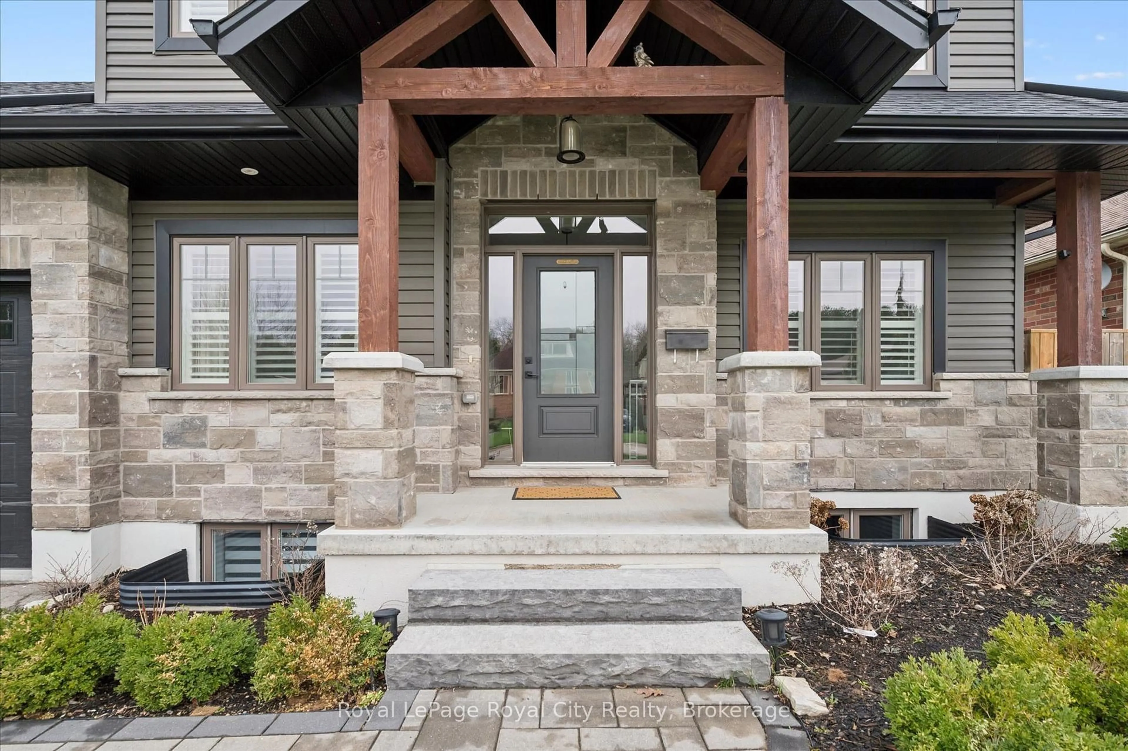 Indoor entryway for 10 Craighead Dr, Centre Wellington Ontario N1M 2Y8