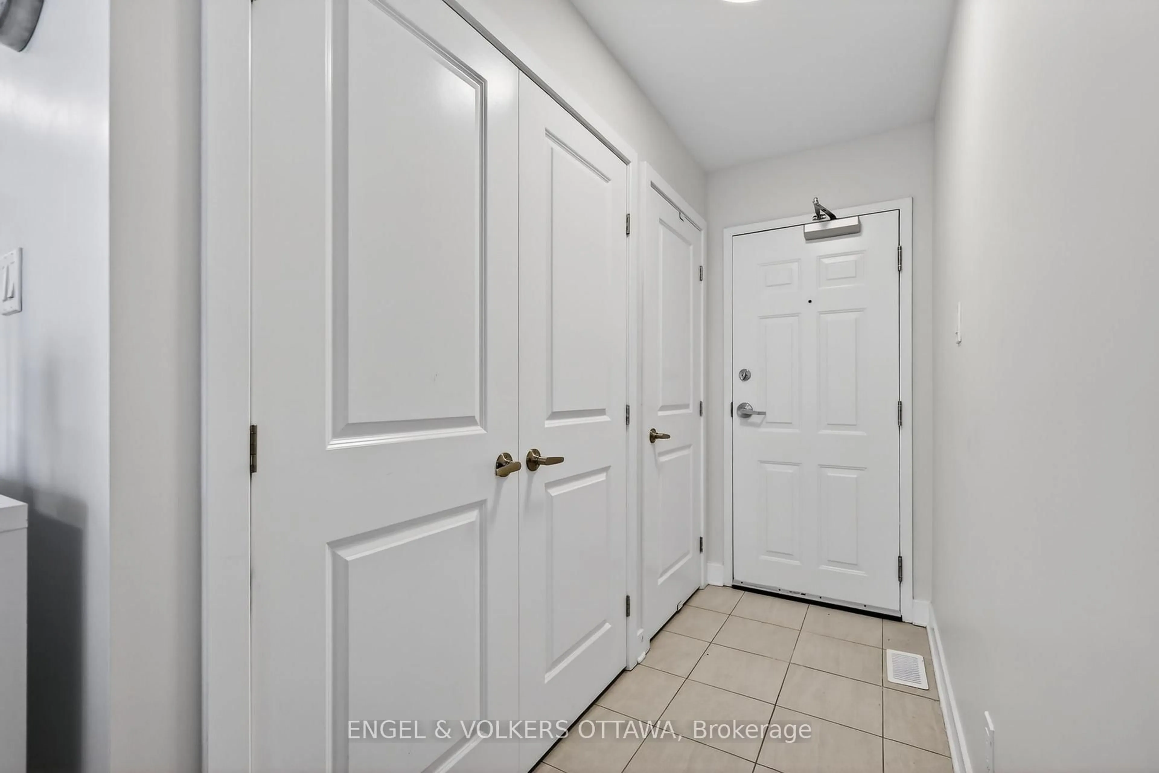 Indoor entryway for 192 Forward Ave #A, Ottawa Ontario K1Y 4H2