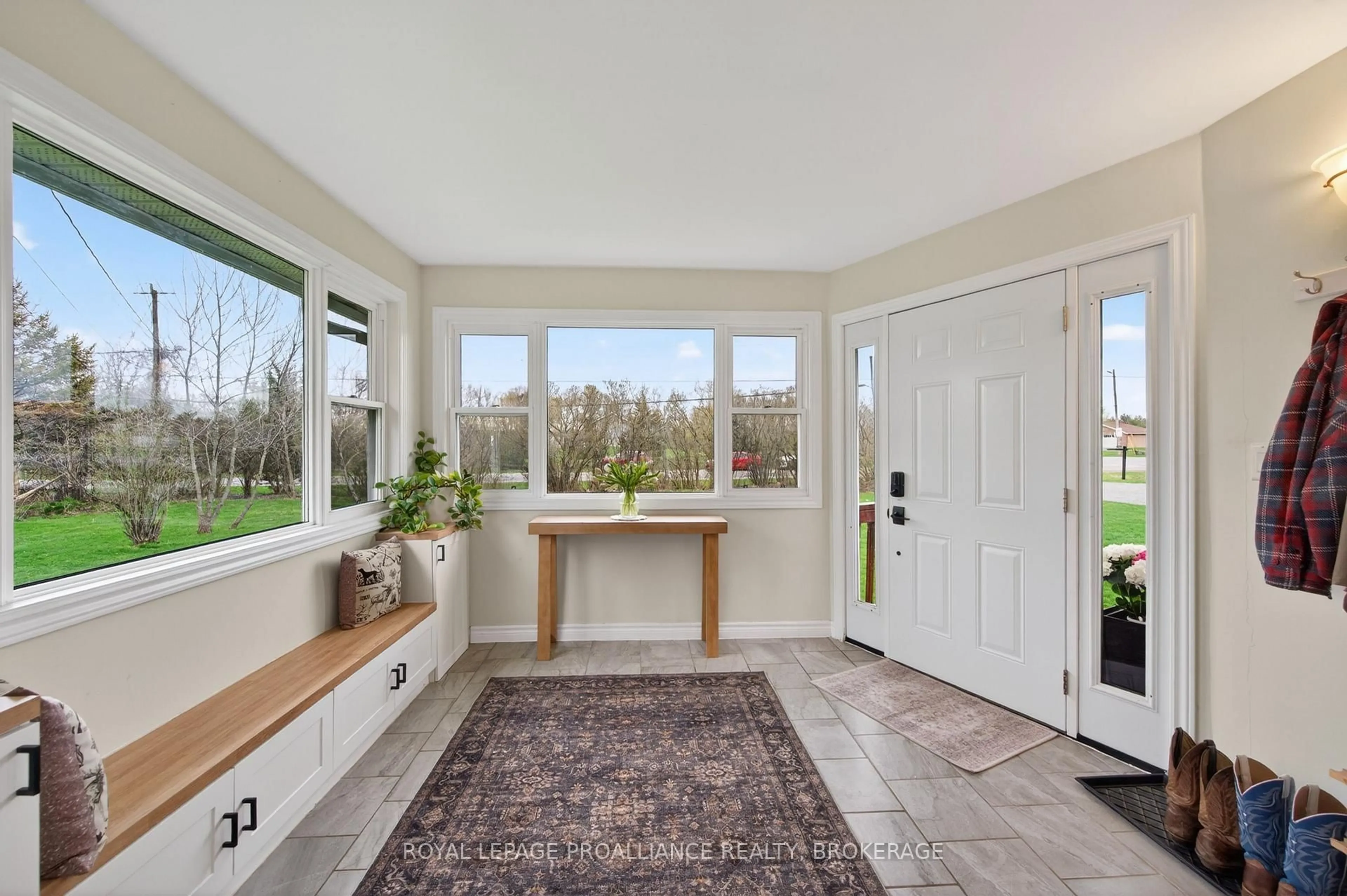 Indoor entryway for 2880 Railton Rd, Sydenham Ontario K0H 2T0