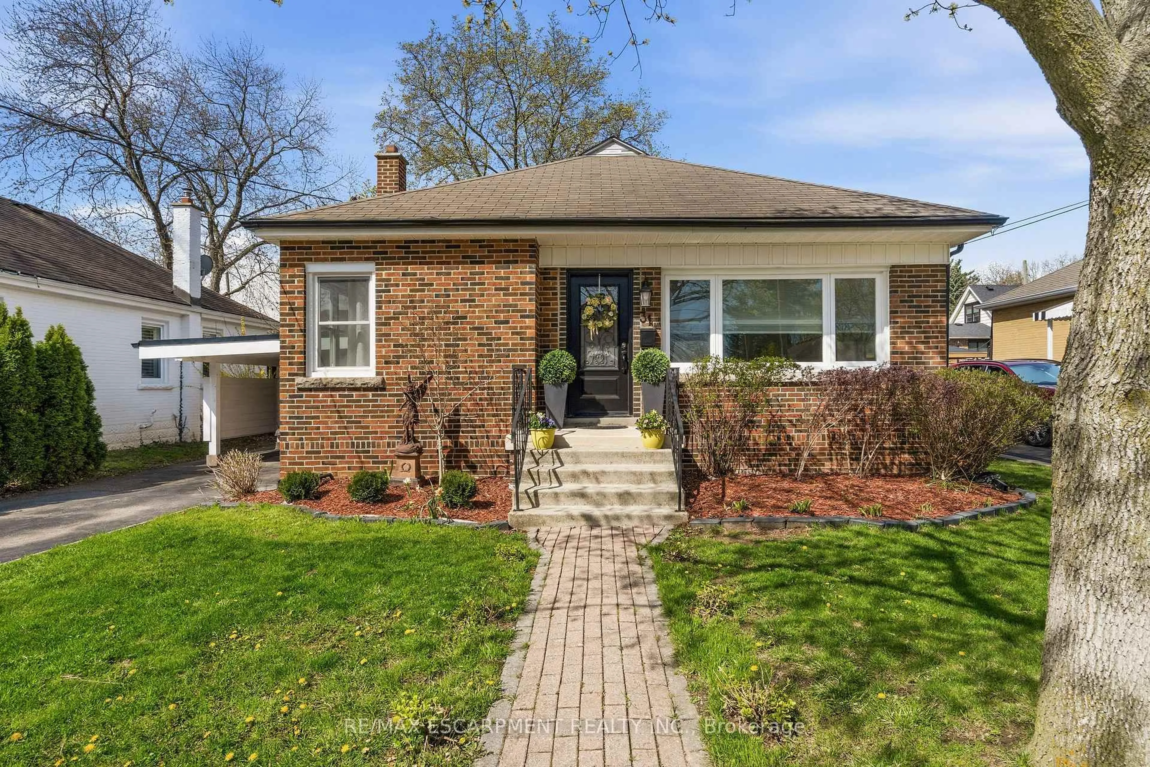 Home with brick exterior material, street for 31 CAMERON Ave, Hamilton Ontario L9H 1P6