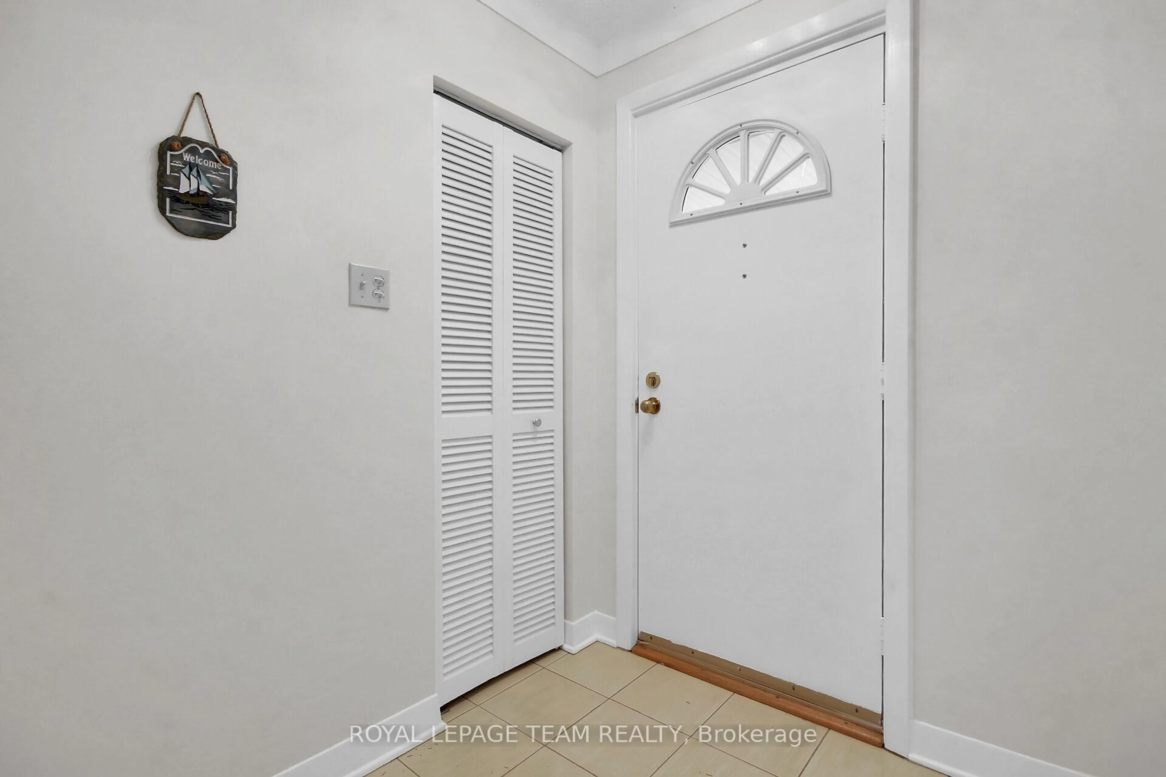 Indoor entryway for 4 Headingly Cres, Ottawa Ontario K2G 0Y3