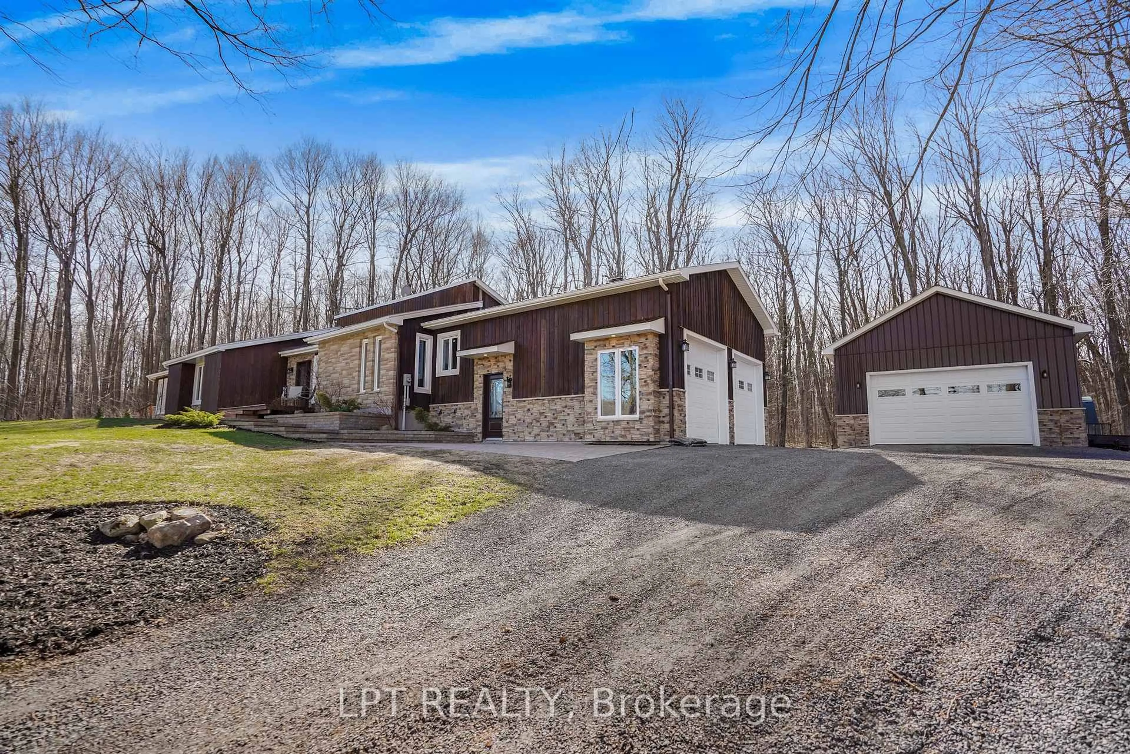 A pic from outside/outdoor area/front of a property/back of a property/a pic from drone, unknown for 8180 Gibbs Rd, East Hawkesbury Ontario K0B 1M0
