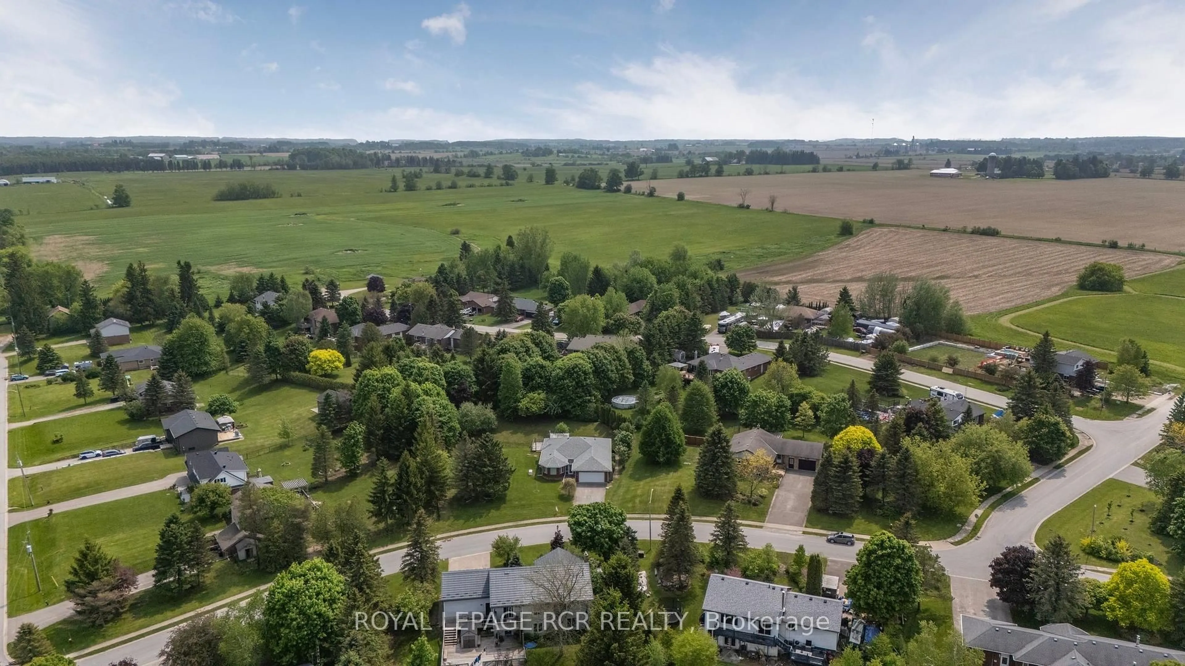 A pic from outside/outdoor area/front of a property/back of a property/a pic from drone, mountain view for 3 Henry St, Amaranth Ontario L9W 3Z1