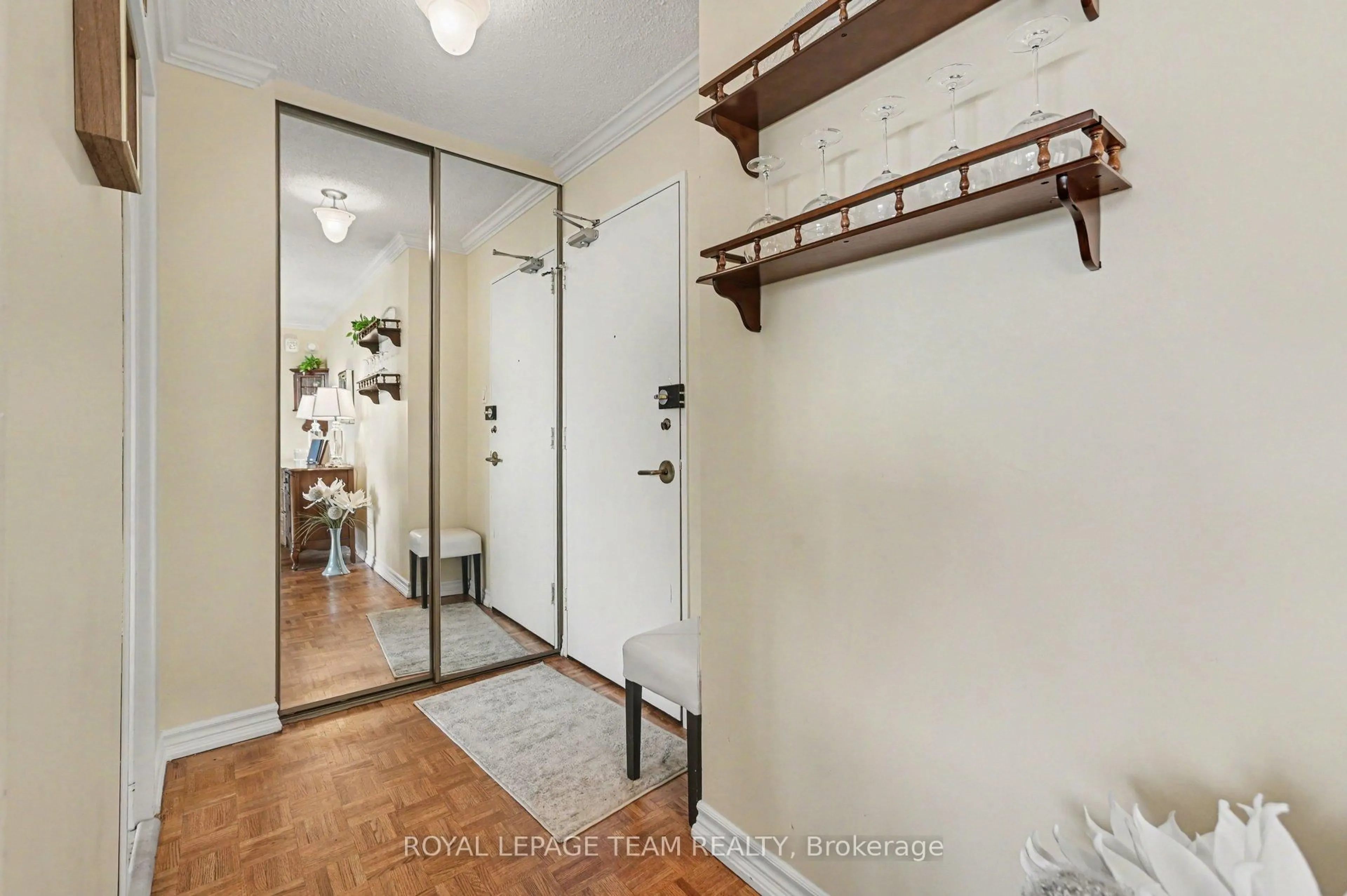 Indoor entryway for 2625 Regina St #1101, Ottawa Ontario K2B 5W8