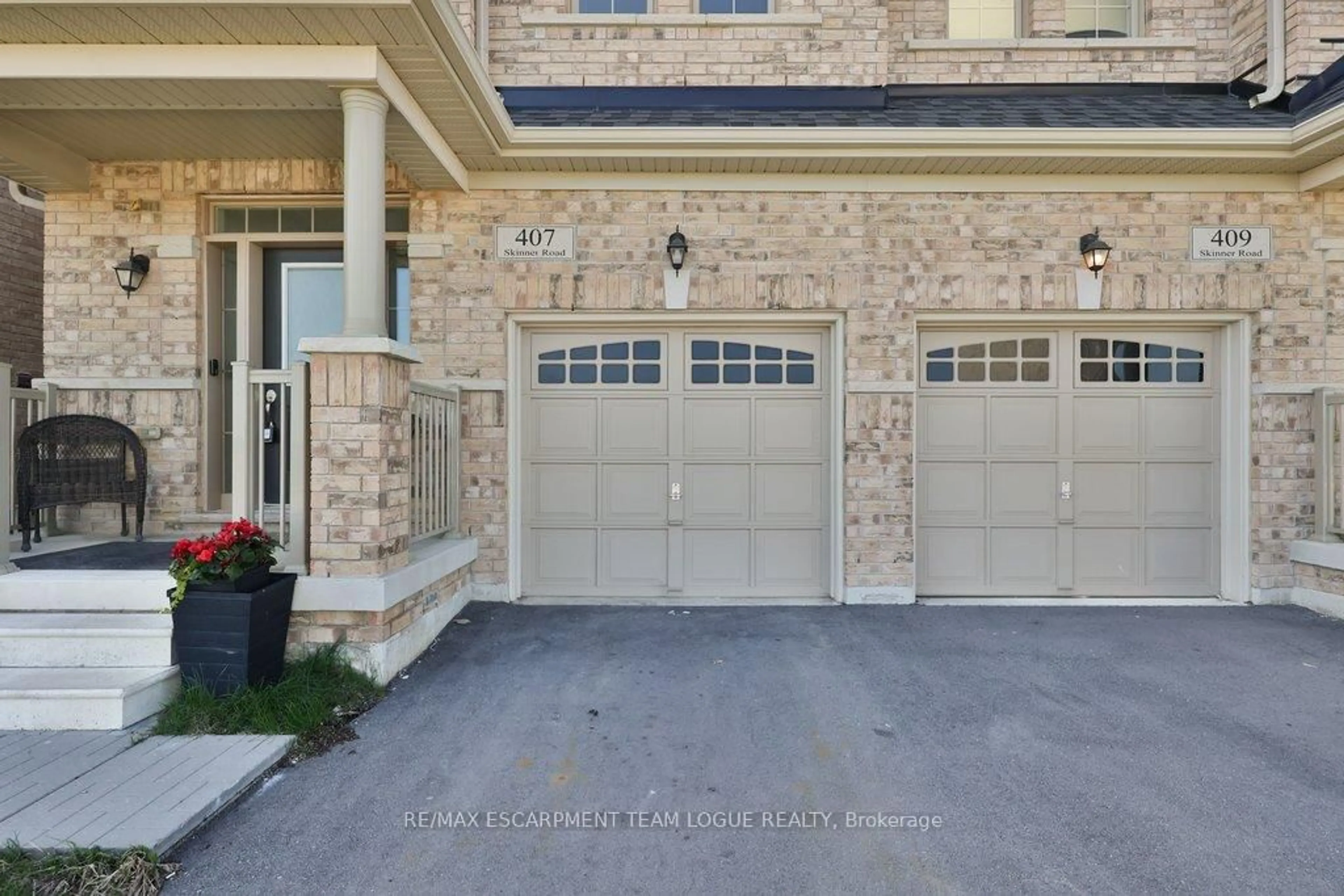 Home with brick exterior material, street for 407 SKINNER Rd, Hamilton Ontario L8B 1Z7