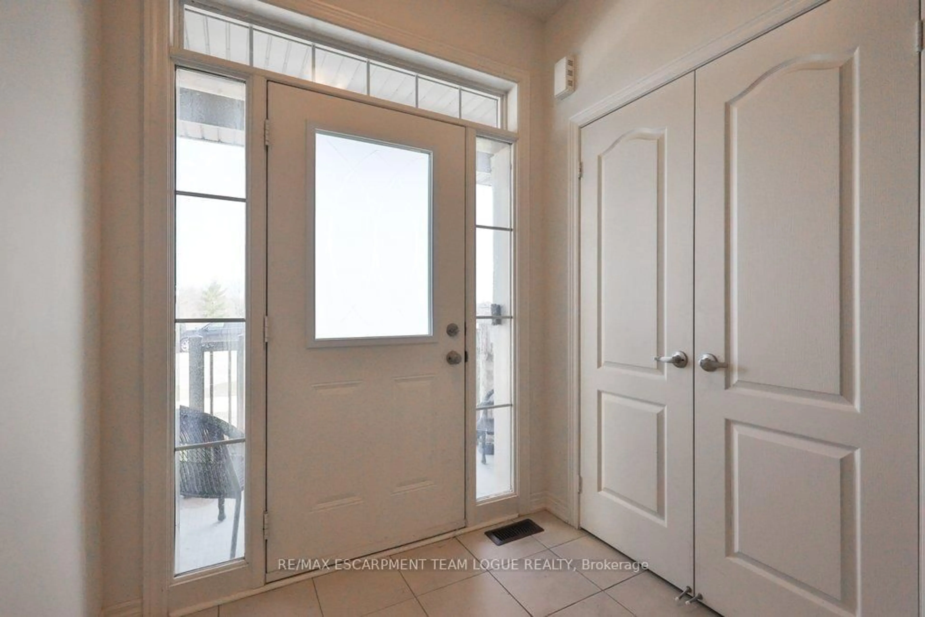 Indoor entryway for 407 SKINNER Rd, Hamilton Ontario L8B 1Z7