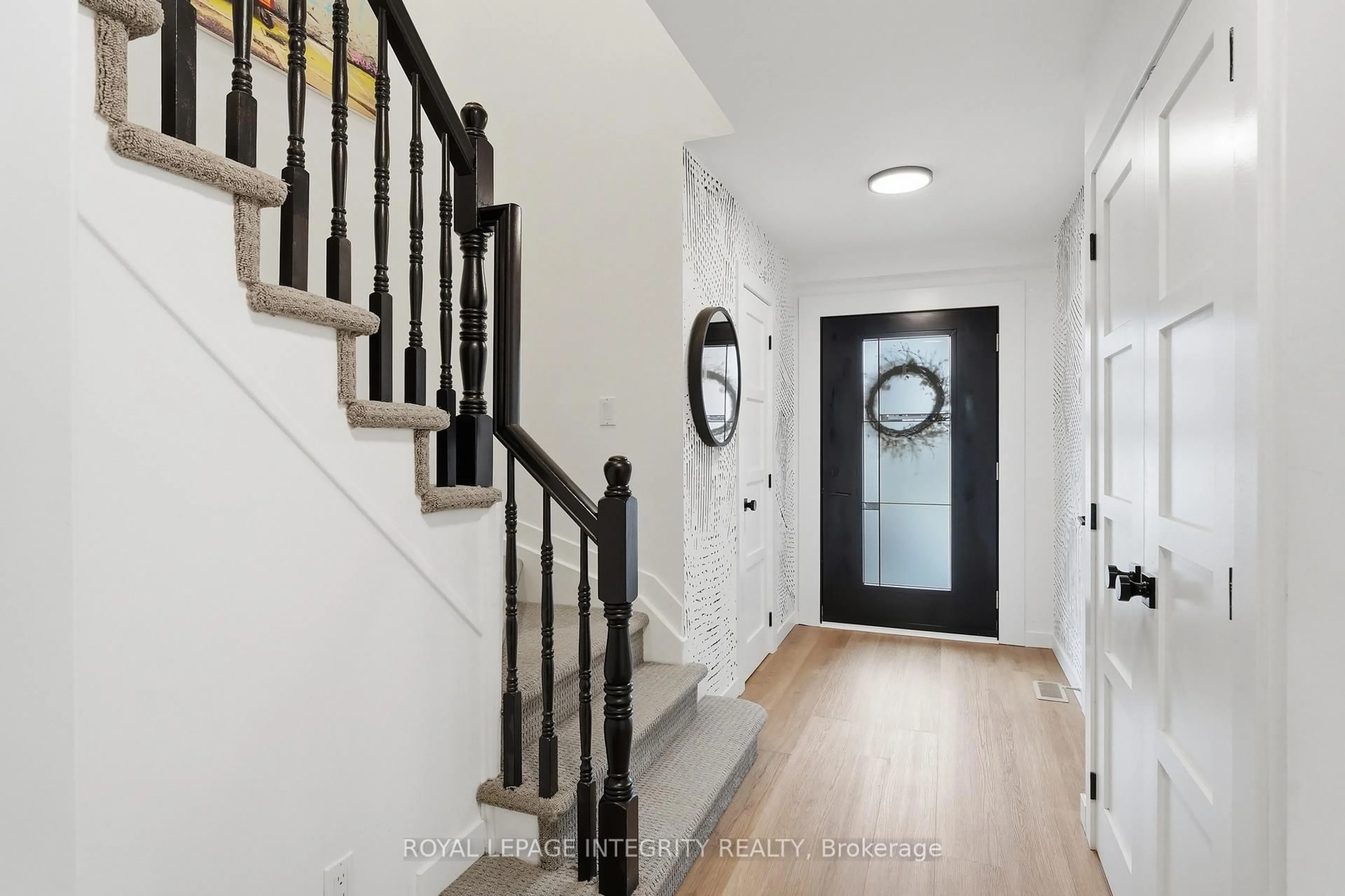 Indoor entryway for 38 Aintree Pl, Ottawa Ontario K2M 2G5
