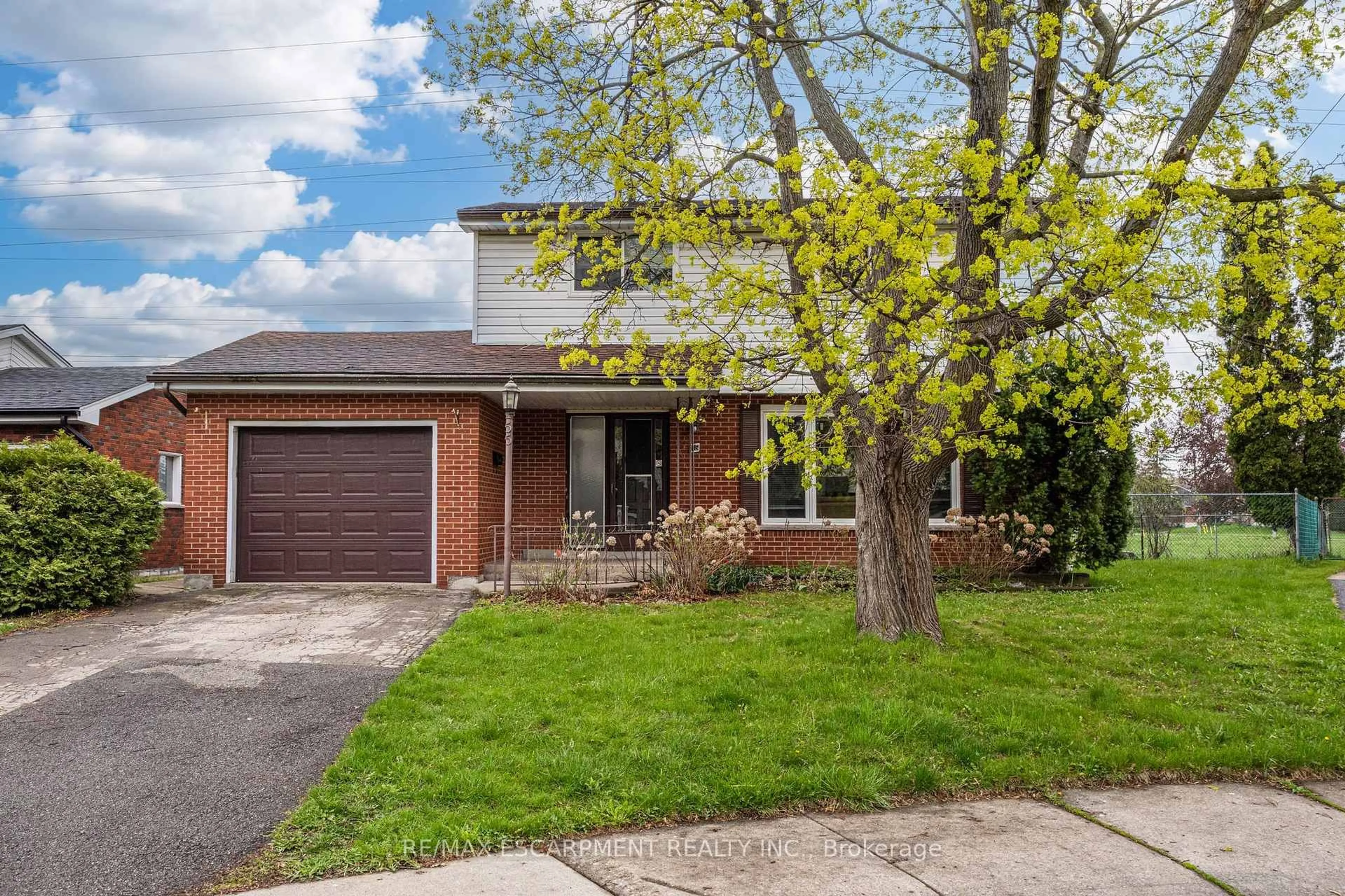 Home with brick exterior material, street for 55 Yarmouth Crt, Hamilton Ontario L8S 3E2