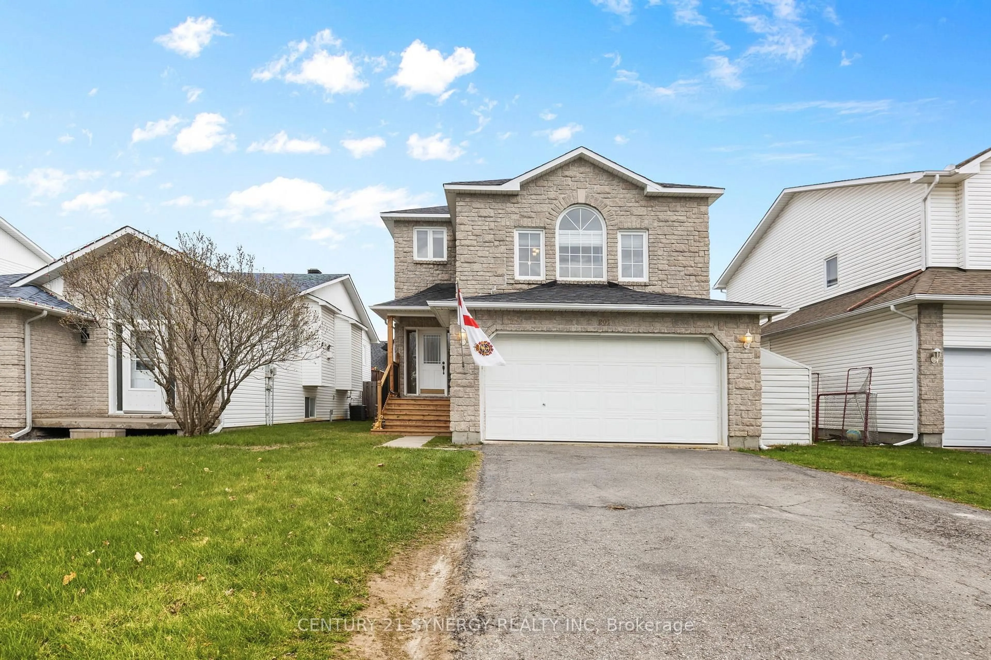 Home with vinyl exterior material, street for 207 Stiver St, Russell Ontario K4R 1G9