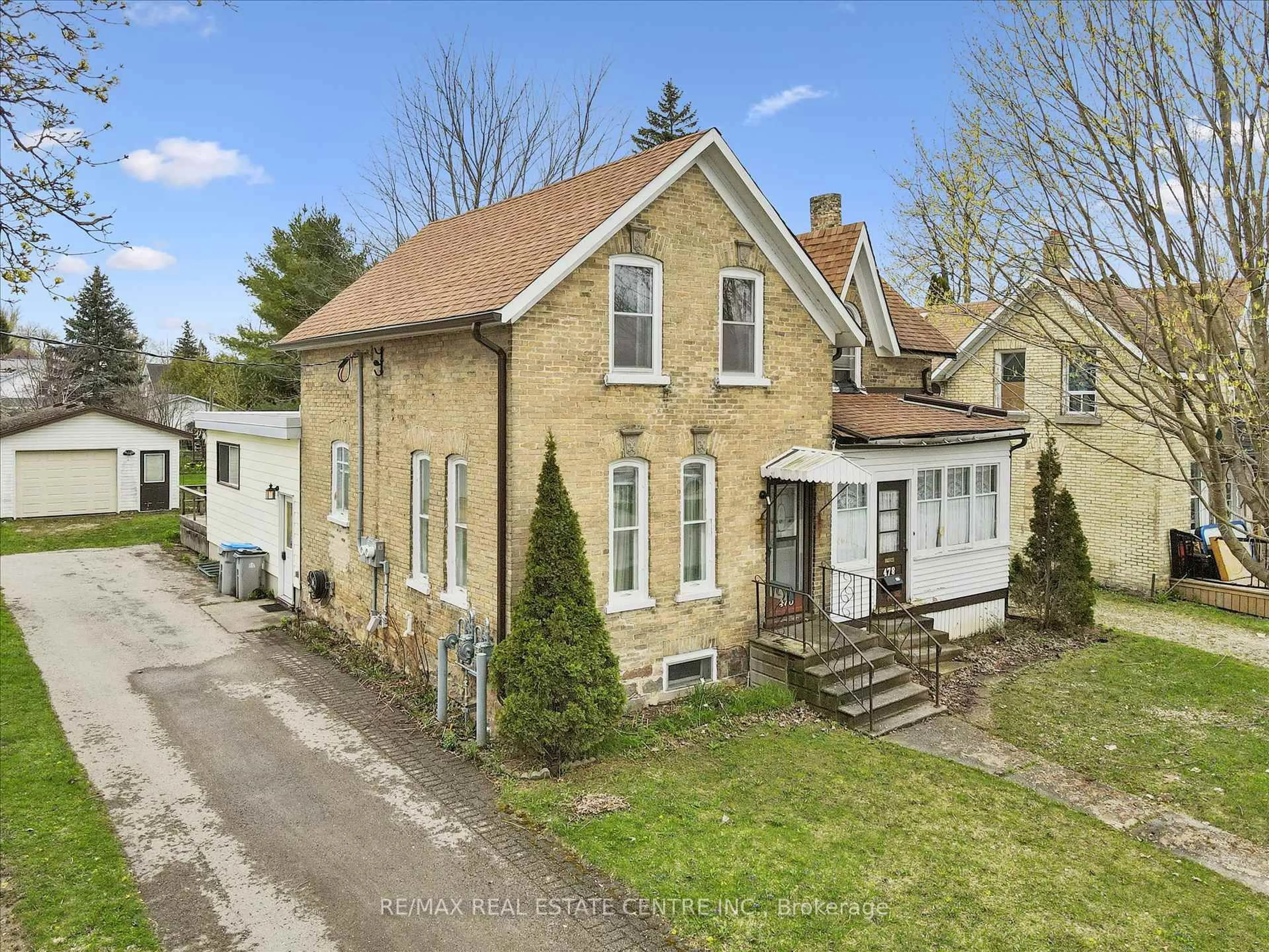 A pic from outside/outdoor area/front of a property/back of a property/a pic from drone, street for 476-478 Campbell St, North Perth Ontario N4W 1J3