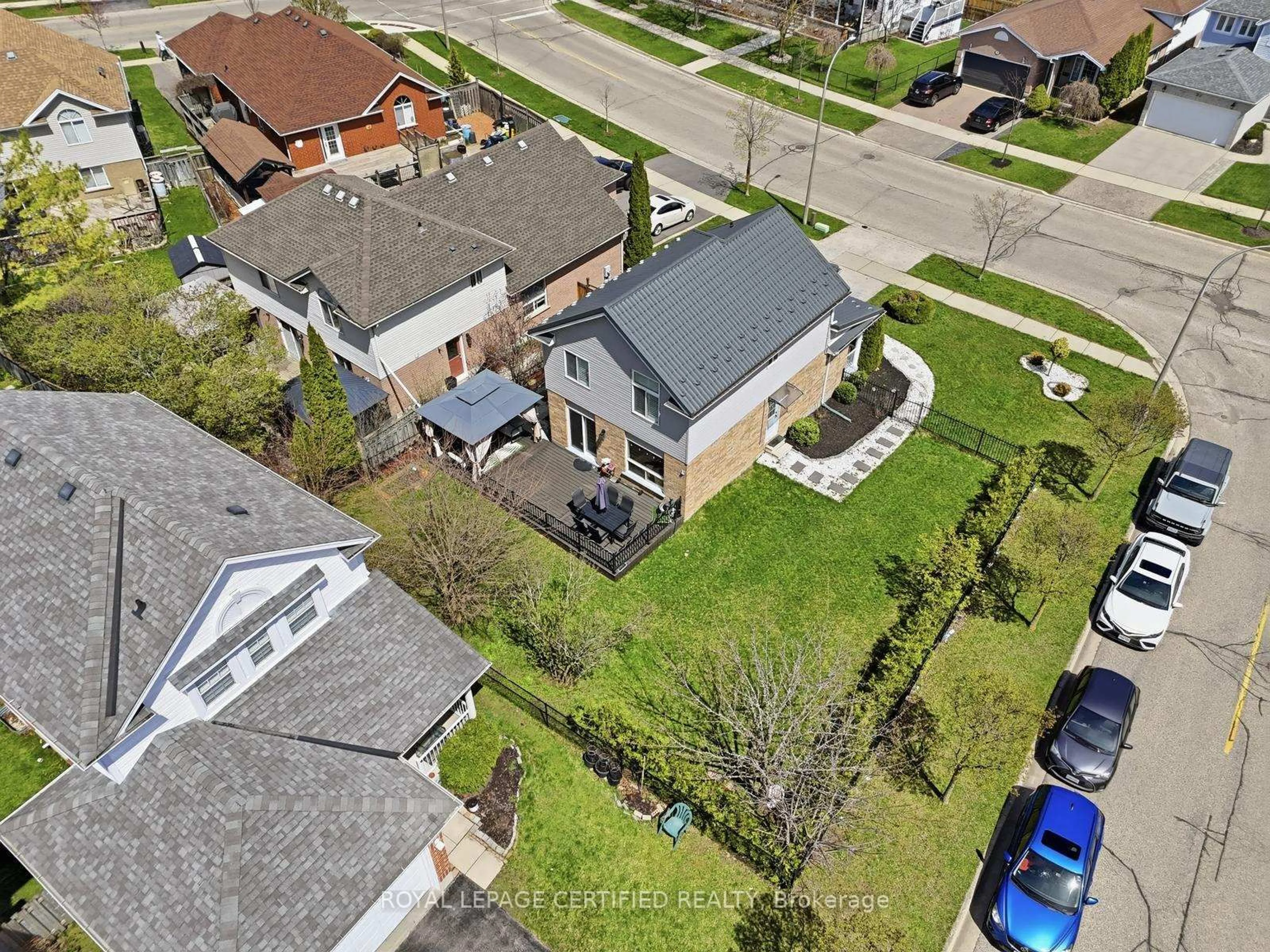 A pic from outside/outdoor area/front of a property/back of a property/a pic from drone, street for 209 Briarmeadow Dr, Kitchener Ontario N2A 4C5
