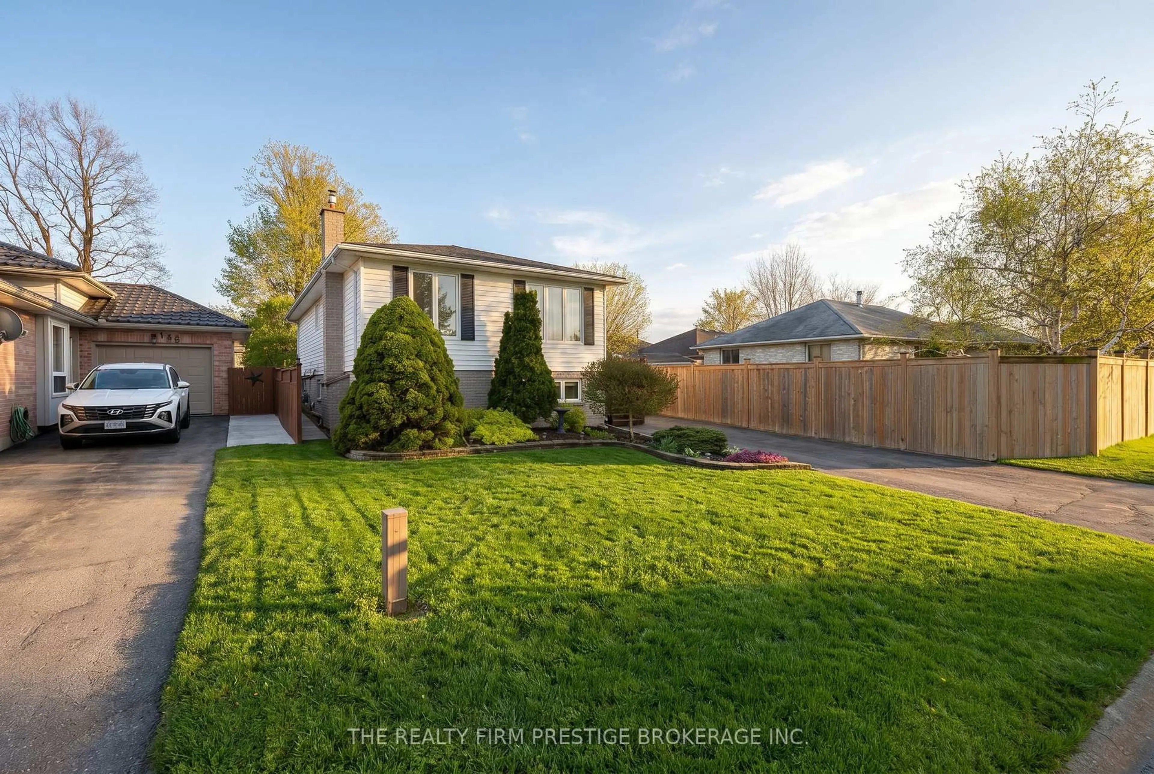 A pic from outside/outdoor area/front of a property/back of a property/a pic from drone, street for 142 Portsmouth Cres, London East Ontario N5V 4C7