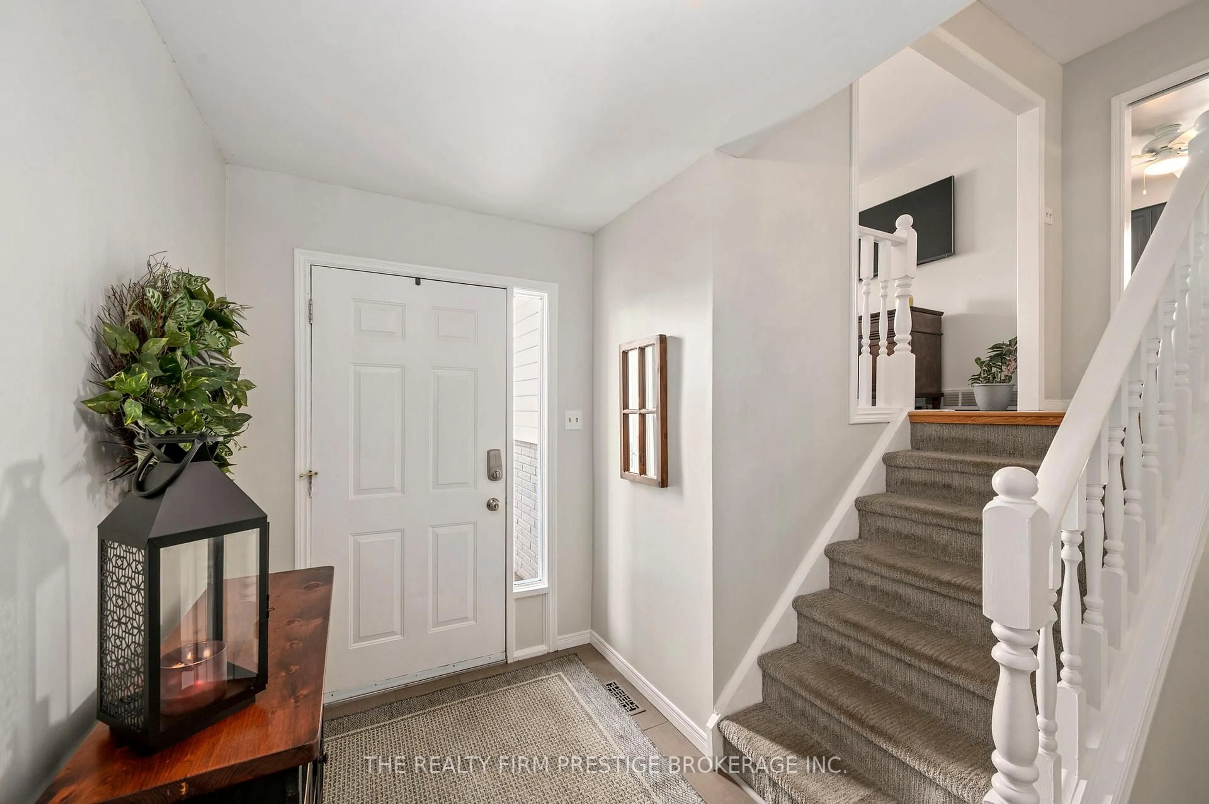 Indoor entryway for 142 Portsmouth Cres, London East Ontario N5V 4C7