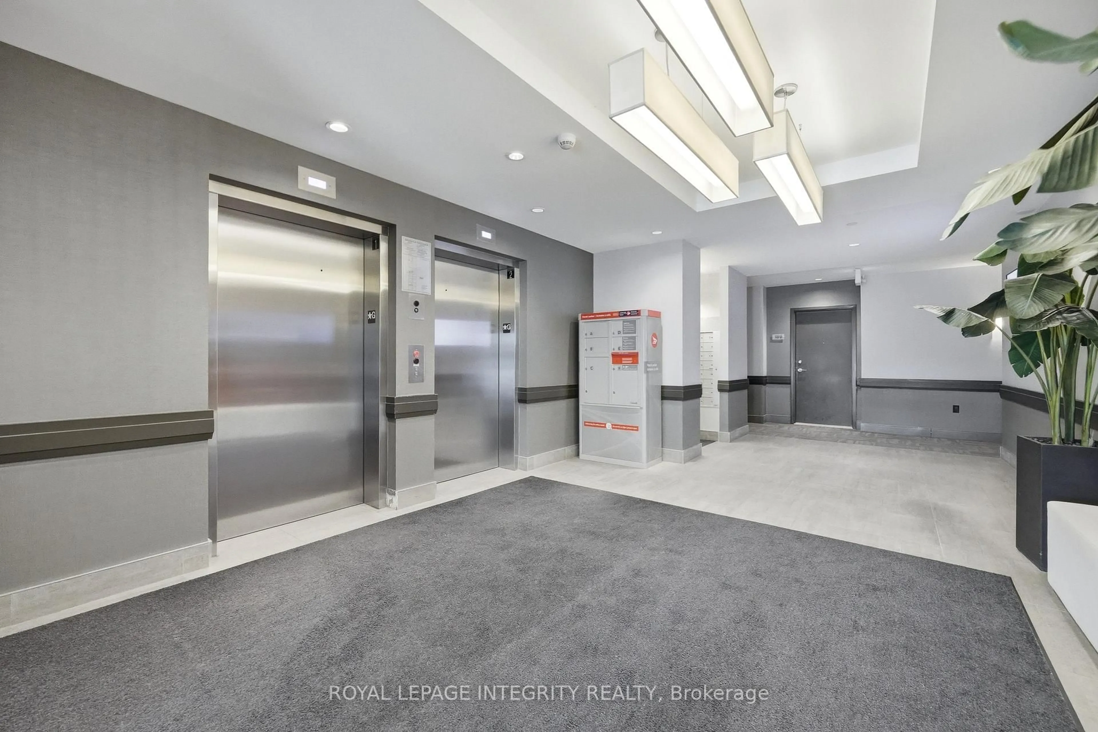 Indoor foyer for 120 Prestige Circ #412, Ottawa Ontario K4A 1B4