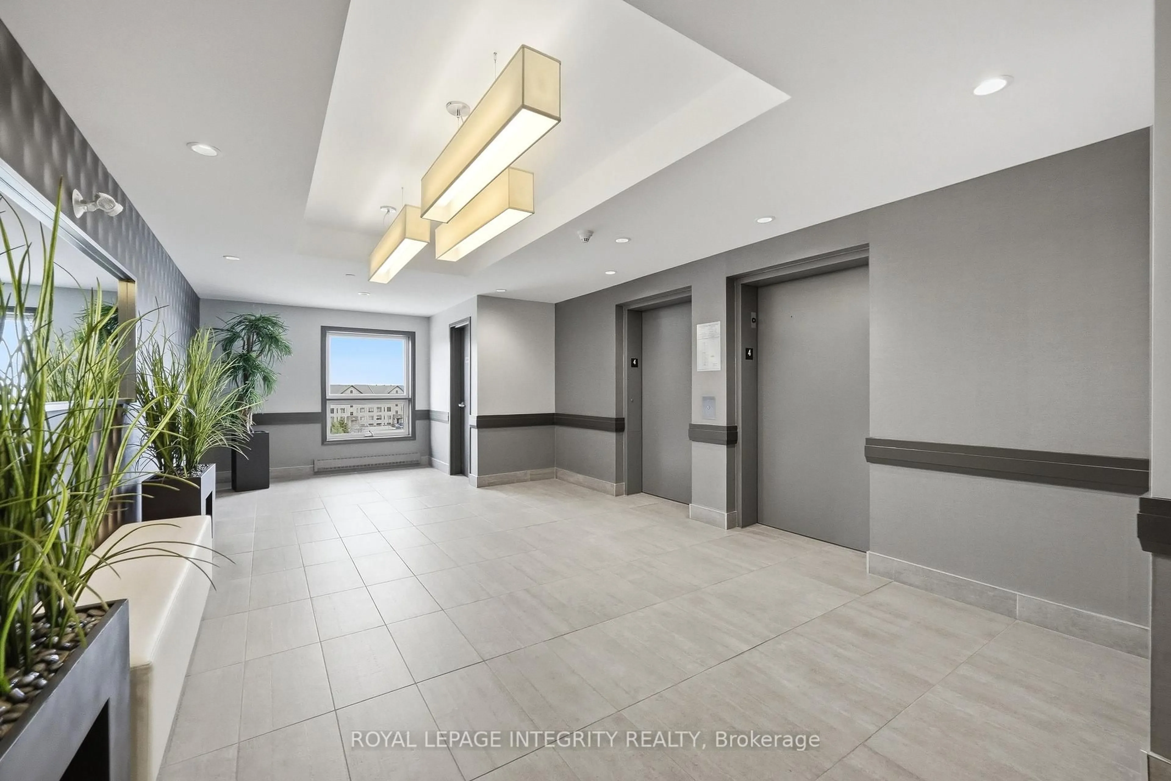 Indoor foyer for 120 Prestige Circ #412, Ottawa Ontario K4A 1B4