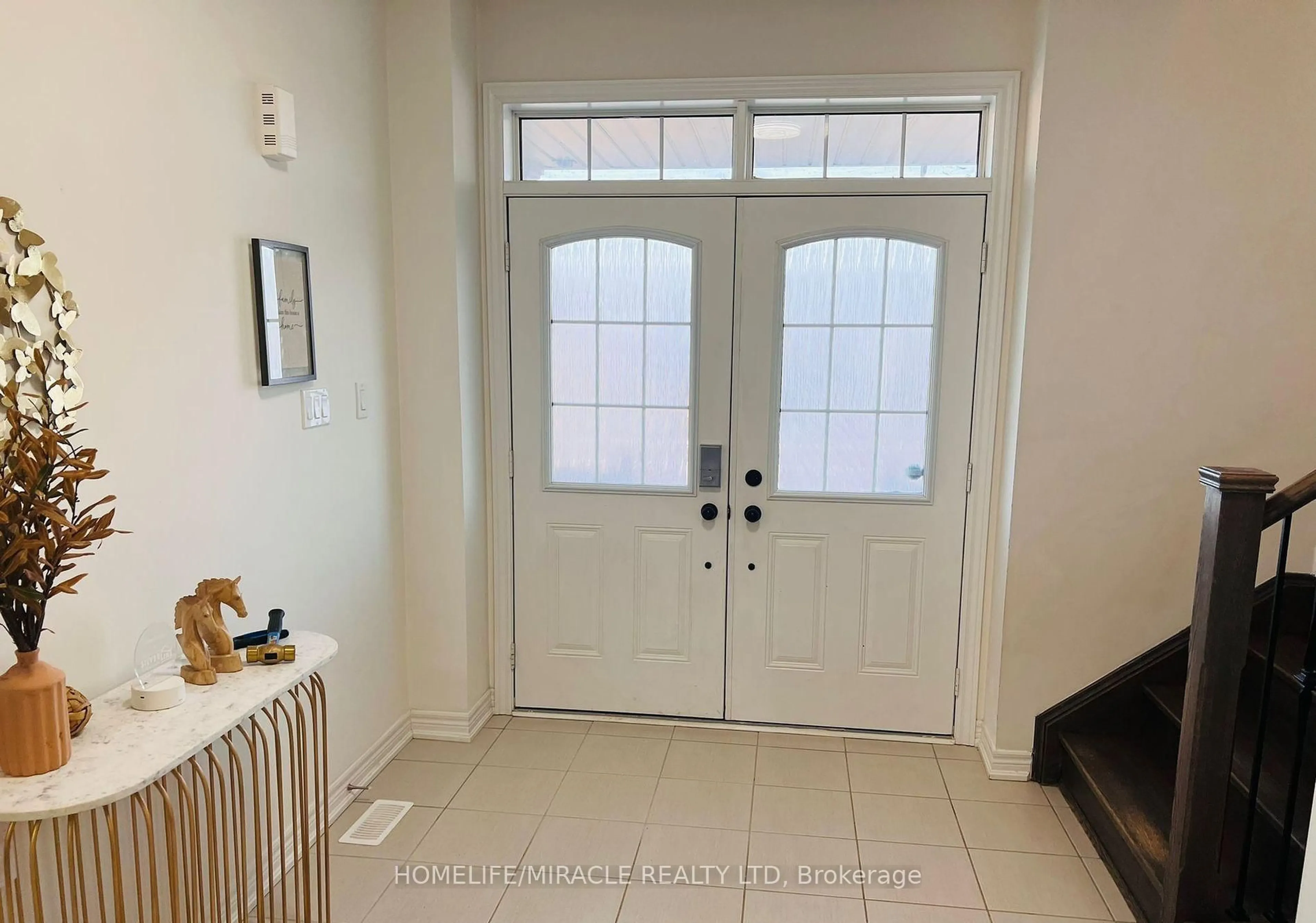 Indoor entryway for 643 Anishinaabe Dr, Shelburne Ontario L9V 3Y4