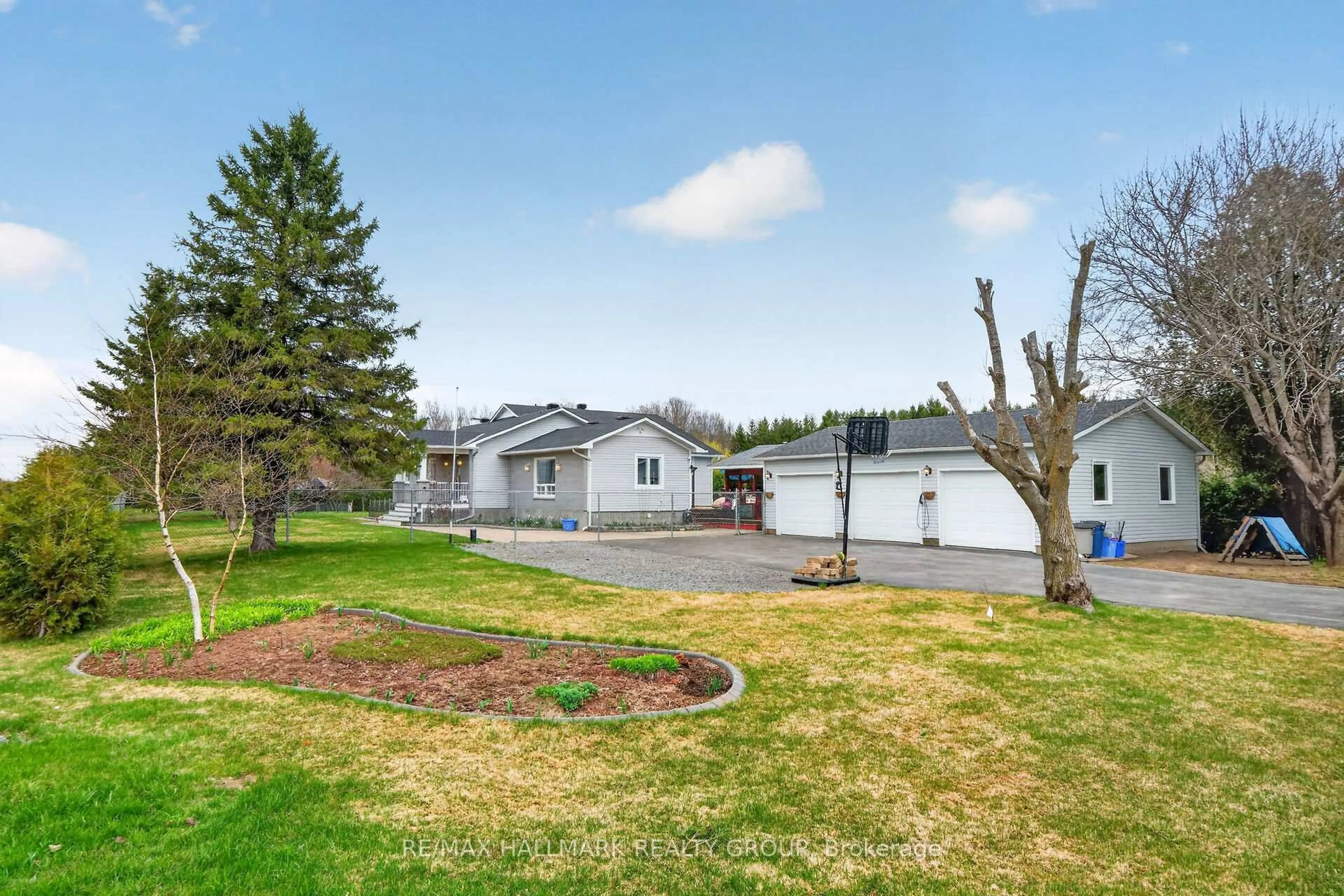 A pic from outside/outdoor area/front of a property/back of a property/a pic from drone, water/lake/river/ocean view for 3821 Indian Creek Rd, Clarence-Rockland Ontario K0A 2A0