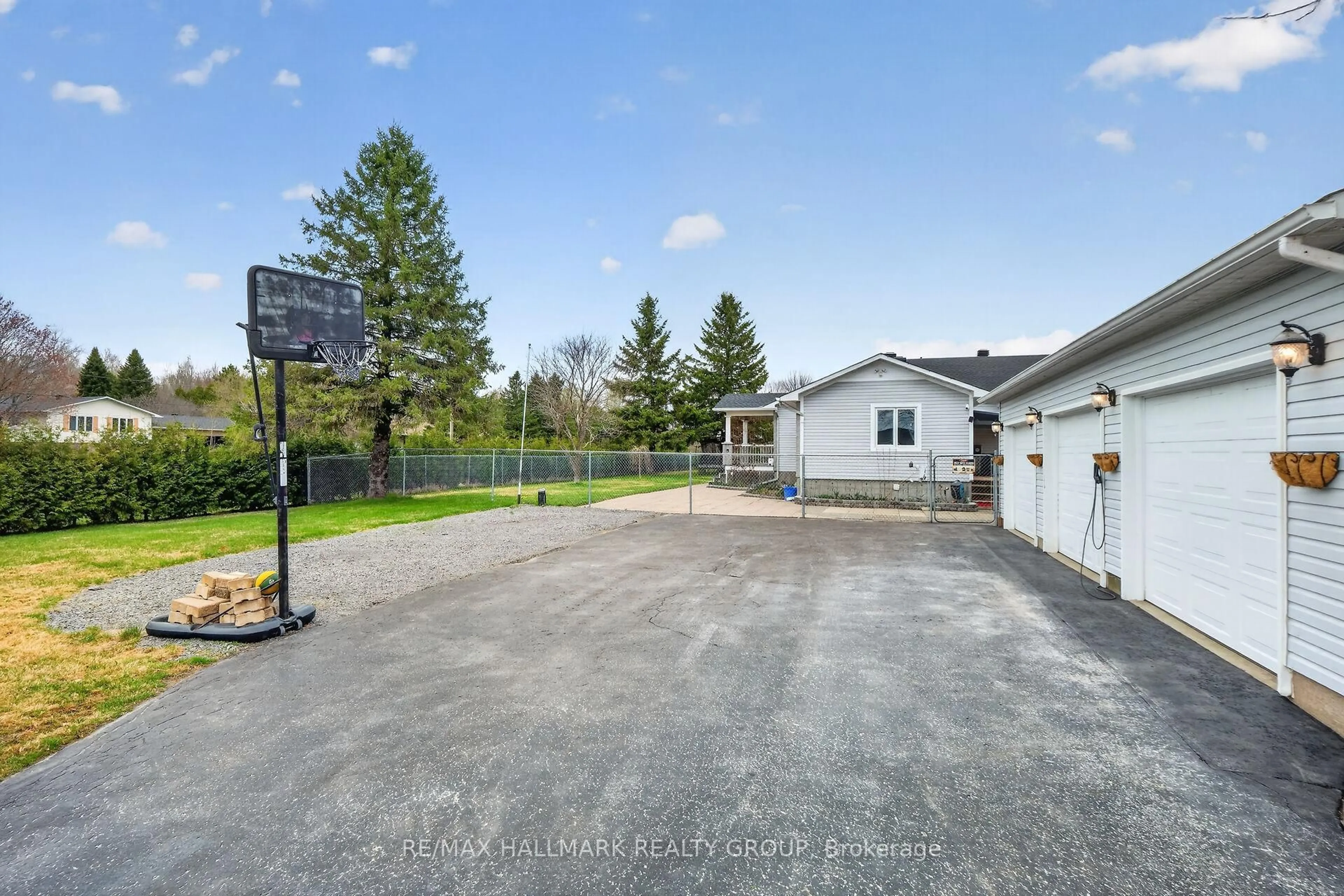 A pic from outside/outdoor area/front of a property/back of a property/a pic from drone, street for 3821 Indian Creek Rd, Clarence-Rockland Ontario K0A 2A0