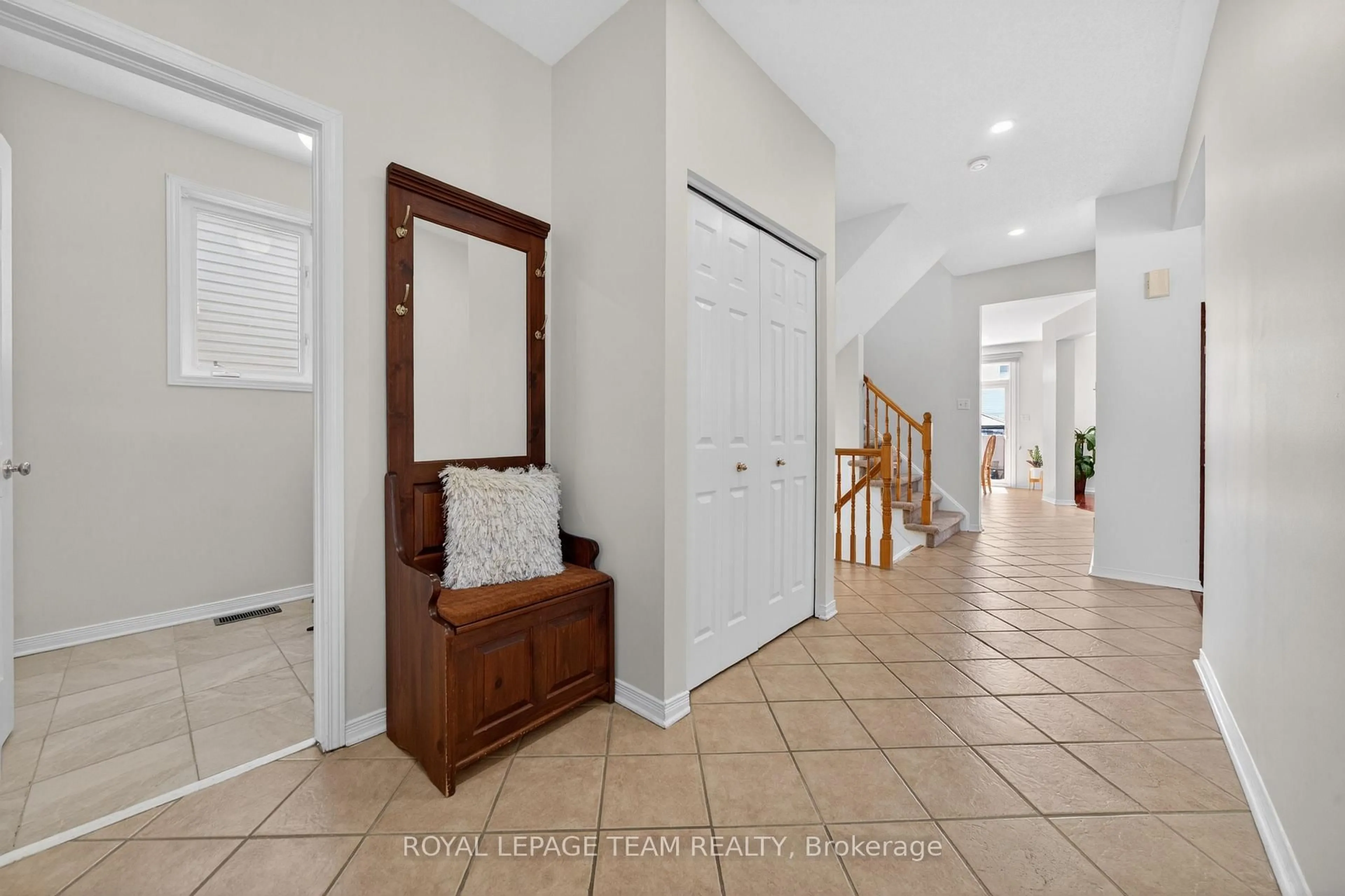 Indoor entryway for 632 Valin St, Ottawa Ontario K4A 3S9