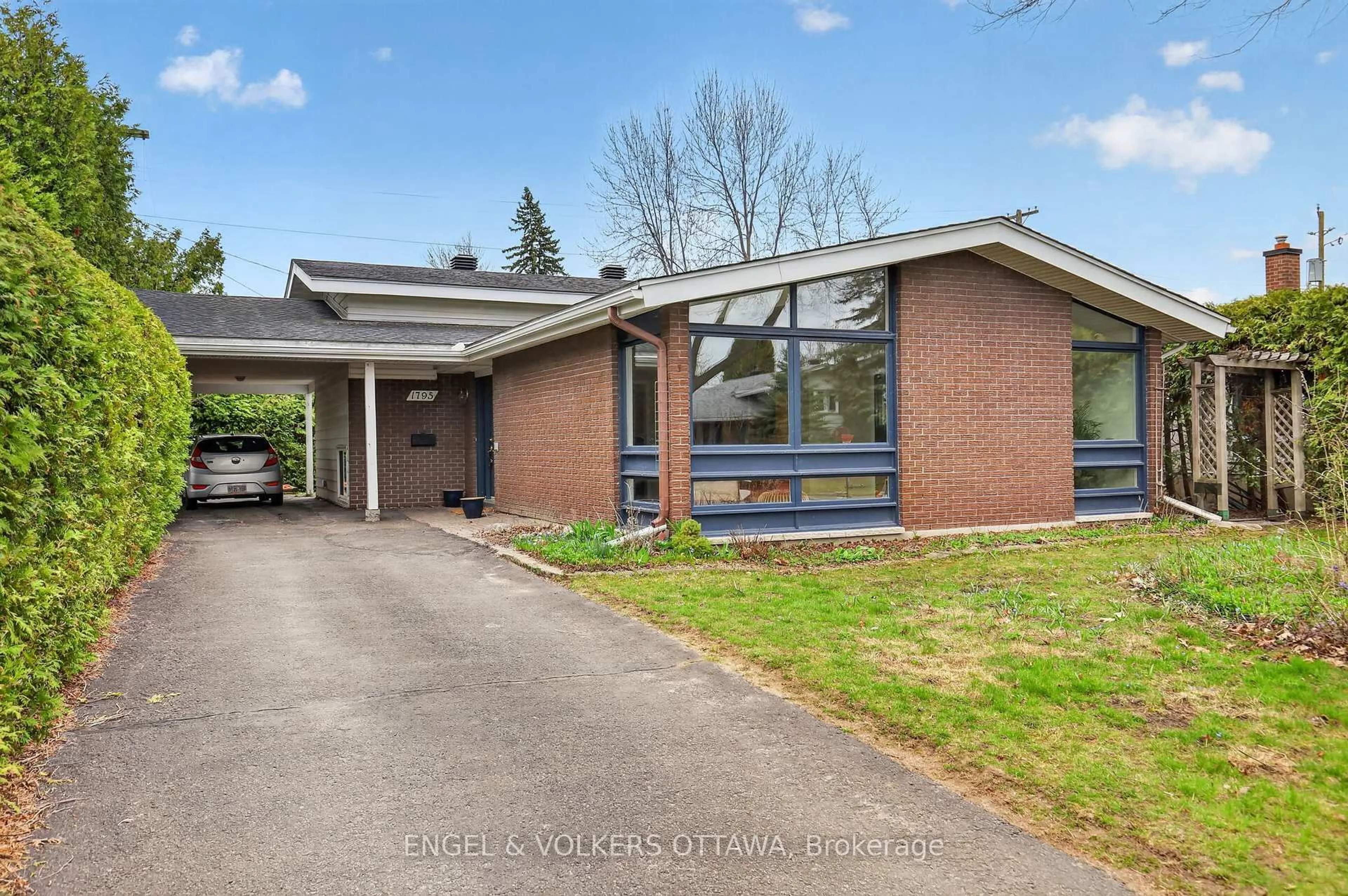 Home with brick exterior material, street for 1795 Devlin Cres, Ottawa Ontario K1H 5T5