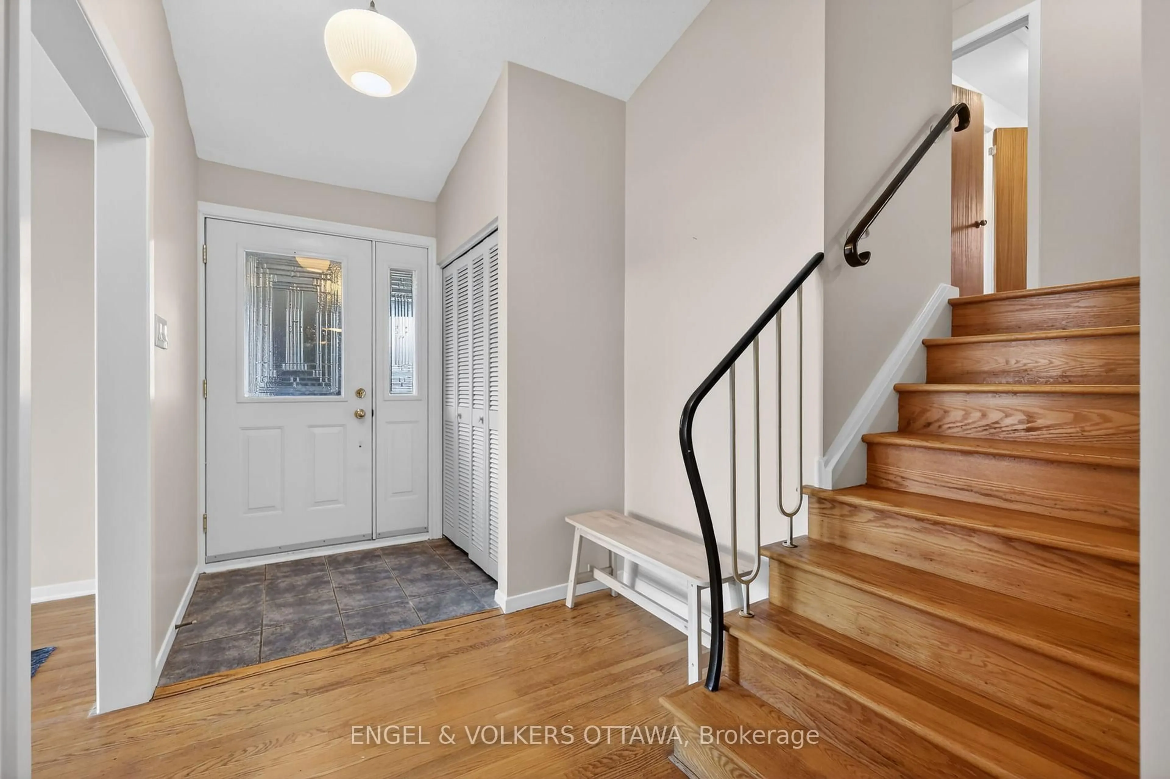 Indoor entryway for 1795 Devlin Cres, Ottawa Ontario K1H 5T5