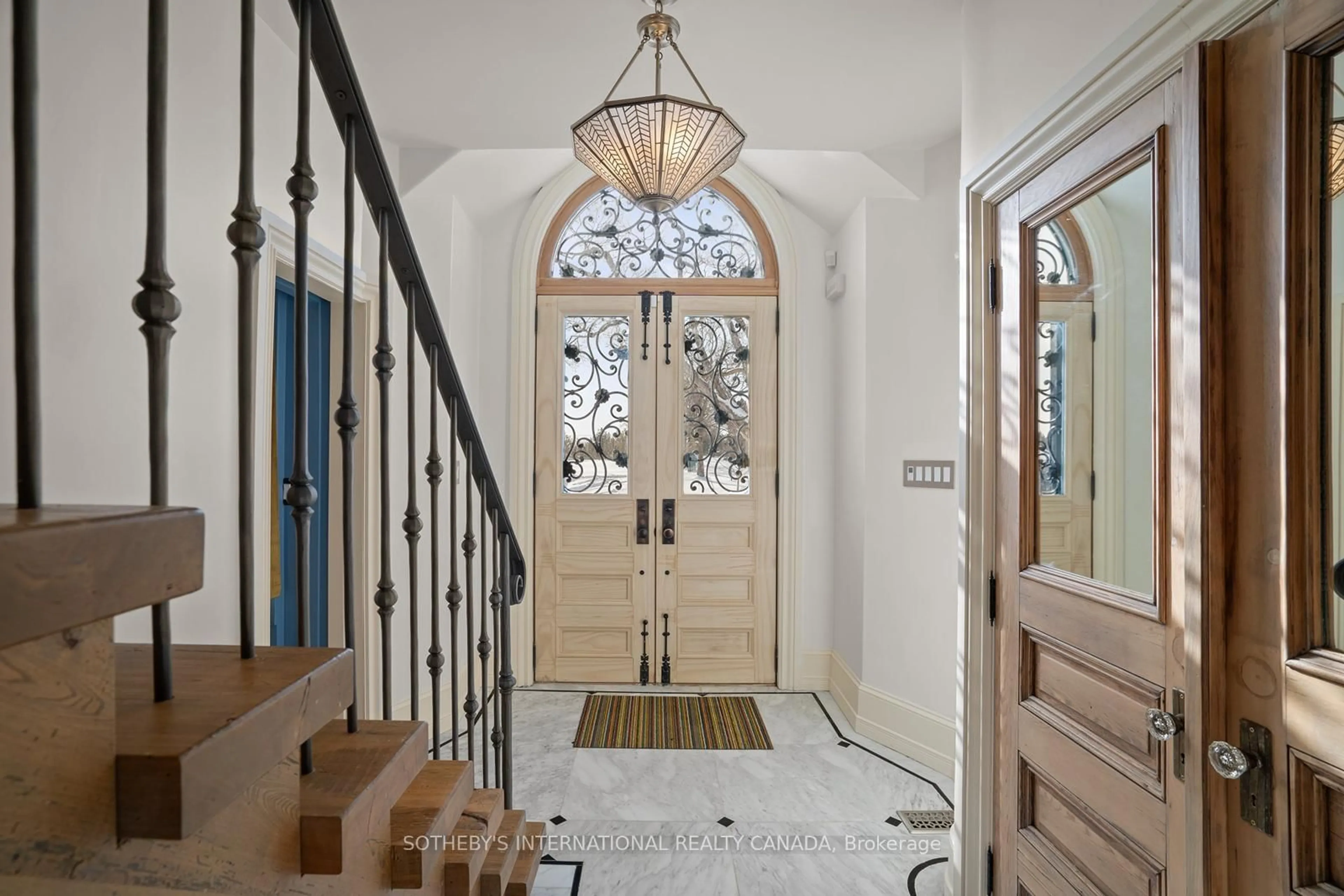 Indoor entryway for 348299 15th Sideroad, Mono Ontario L9W 6S7