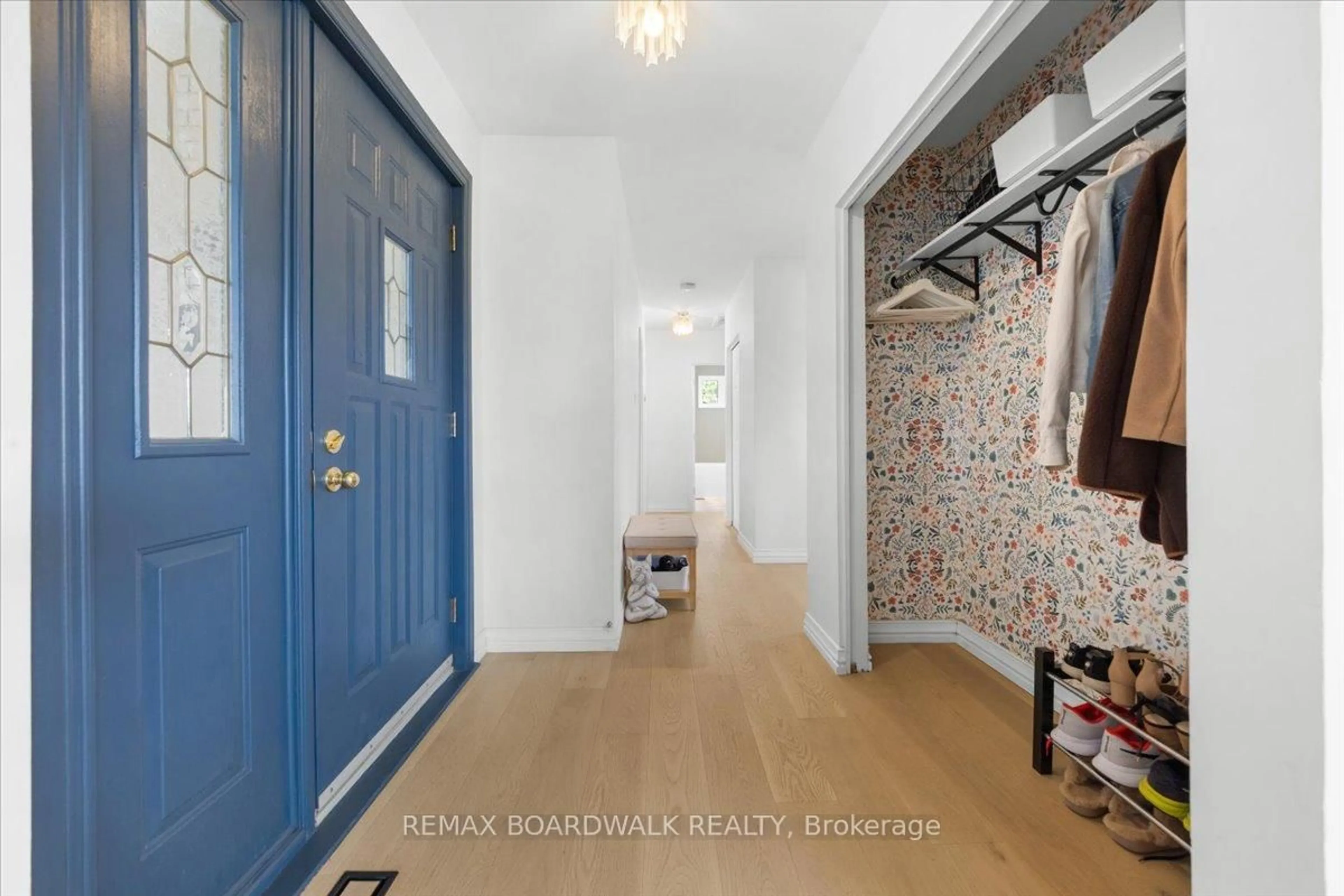 Indoor entryway for 19 Spring Garden Ave, Ottawa Ontario K2G 3B1