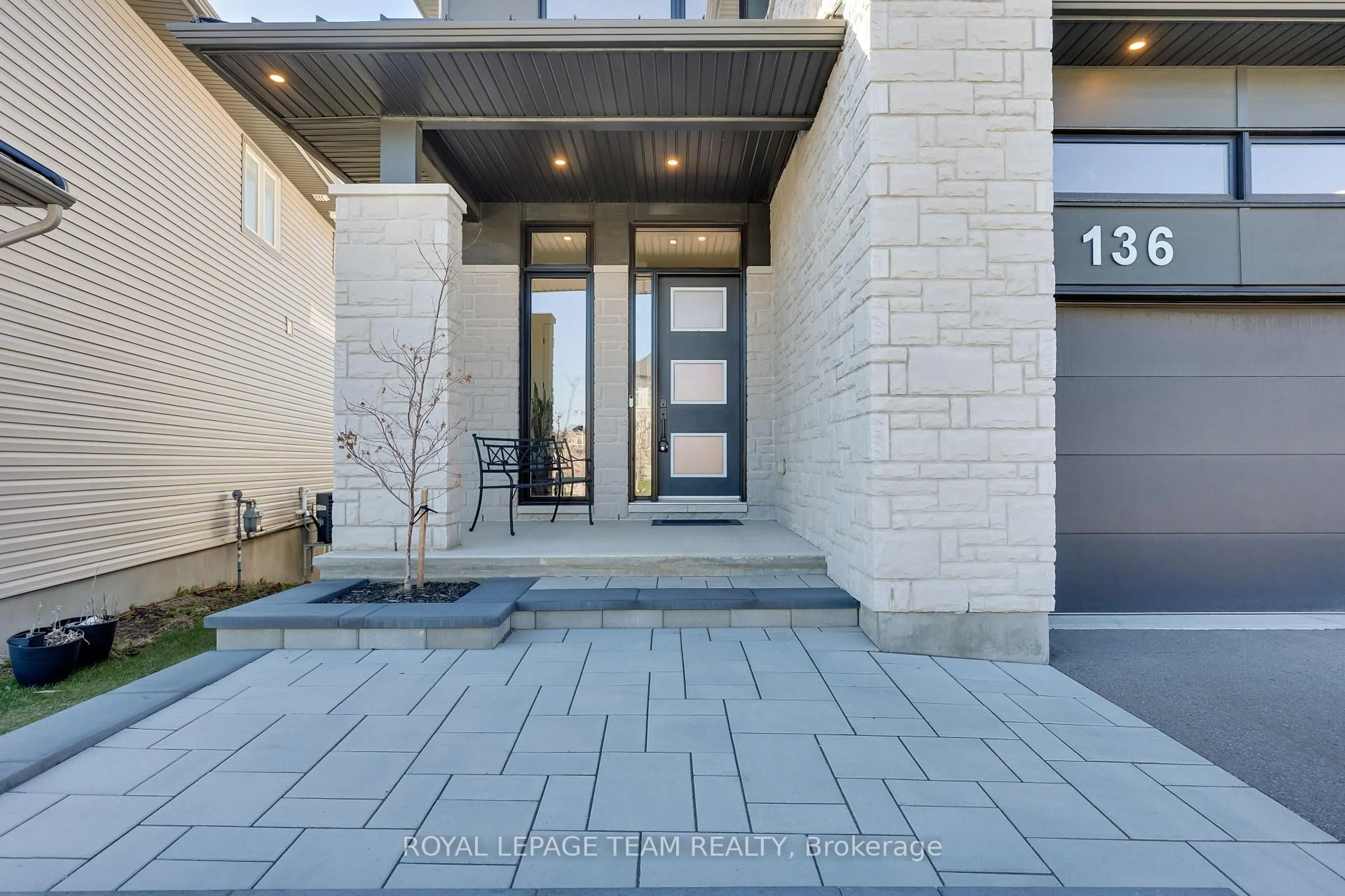 Indoor entryway for 136 Escarpment Cres, Ottawa Ontario K2T 0L8