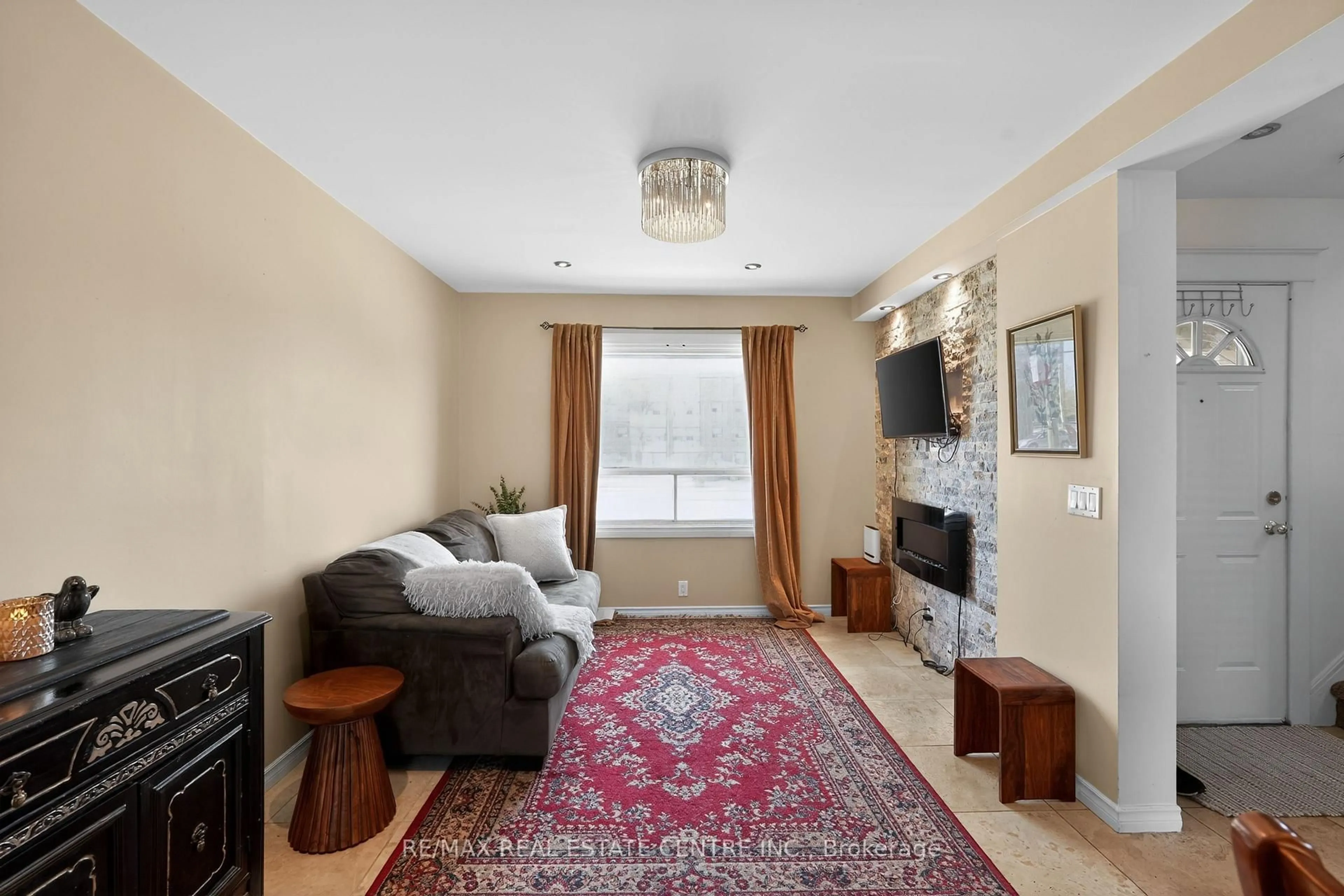 Living room with furniture, unknown for 465 Ottawa St, Hamilton Ontario L8H 4A4